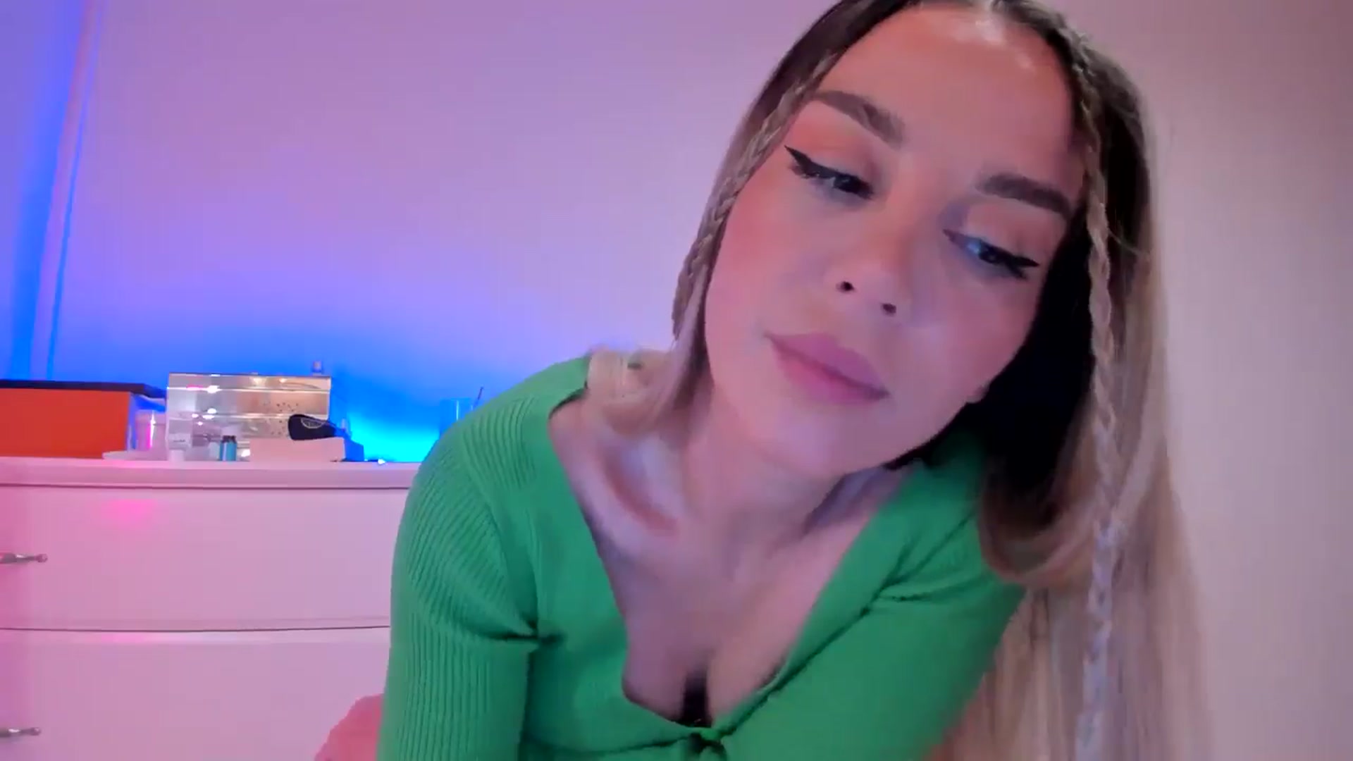 Gallery image thumbnail from Alesia_'s myfreecams stream on, 09/29/2024, 23:24 image 6 of 20