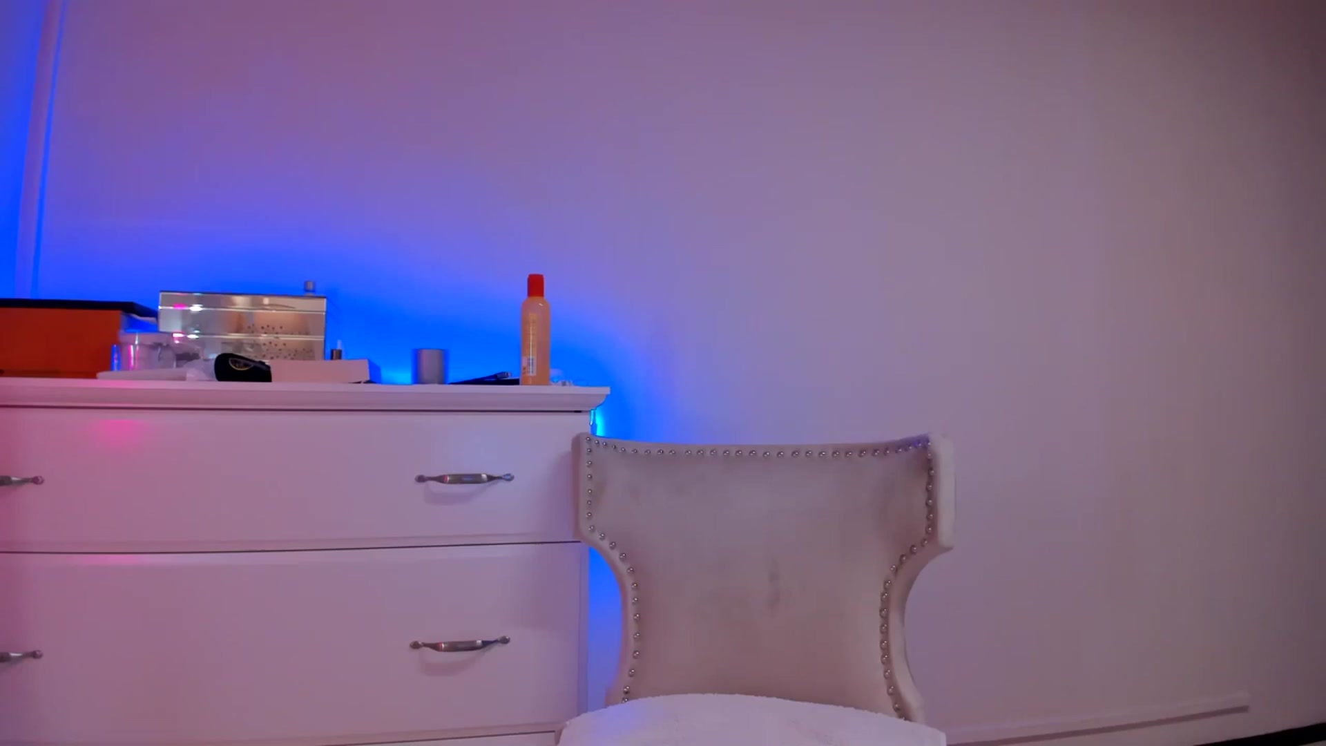 Gallery image thumbnail from Alesia_'s myfreecams stream on, 10/03/2024, 24:03 image 4 of 20