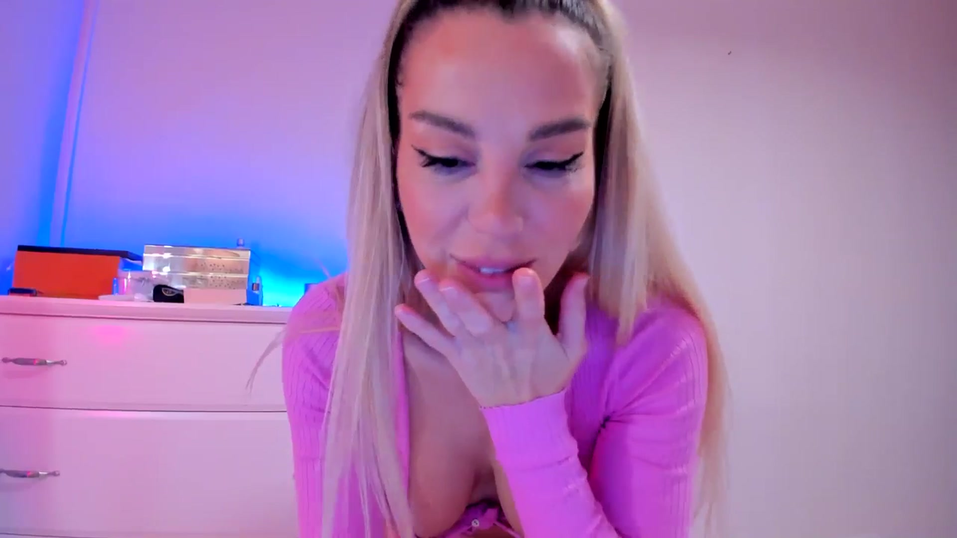 Gallery image thumbnail from Alesia_'s myfreecams stream on, 10/04/2024, 24:14 image 10 of 20