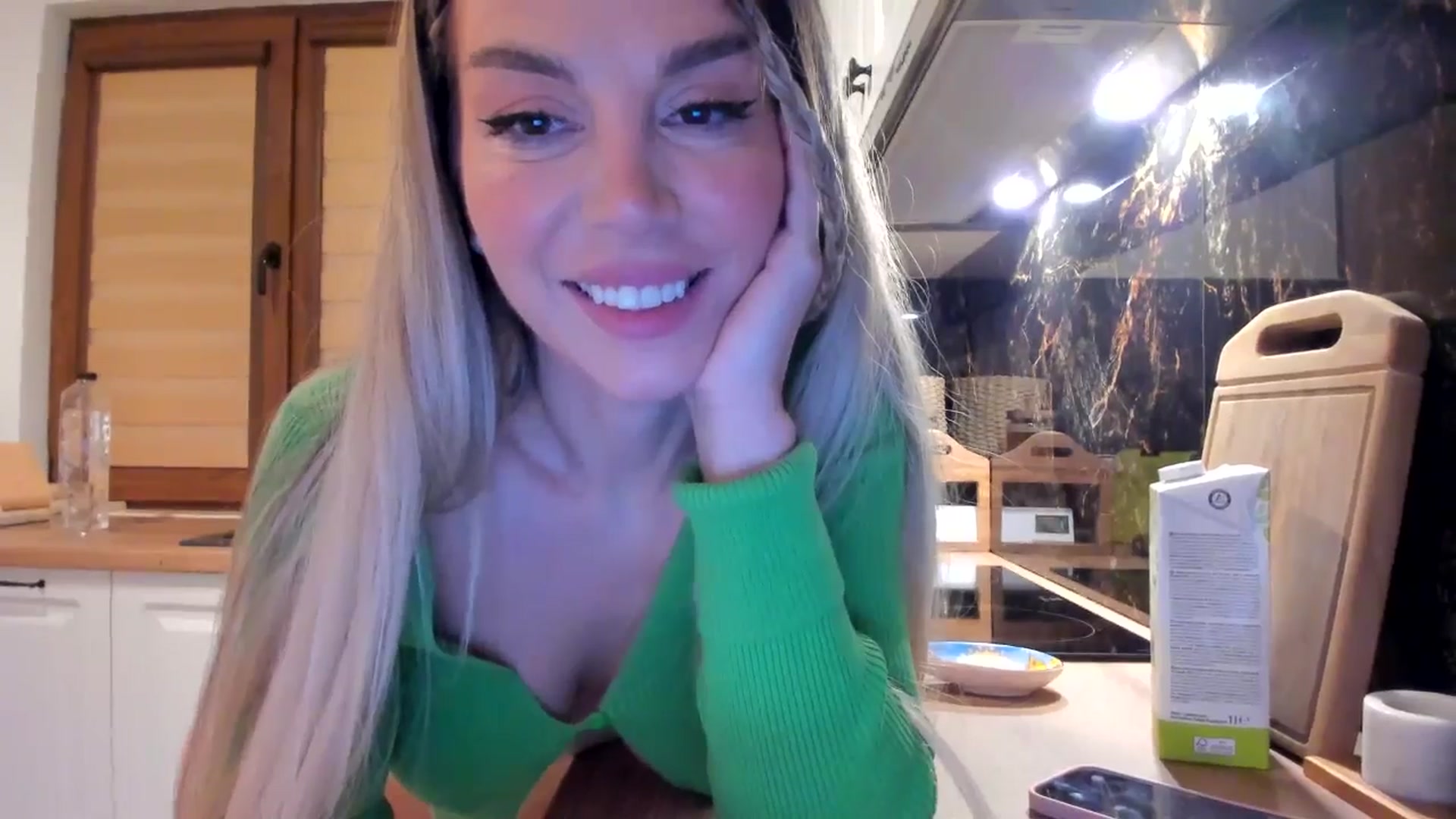 Gallery image thumbnail from Alesia_'s myfreecams stream on, 10/04/2024, 22:36 image 16 of 20
