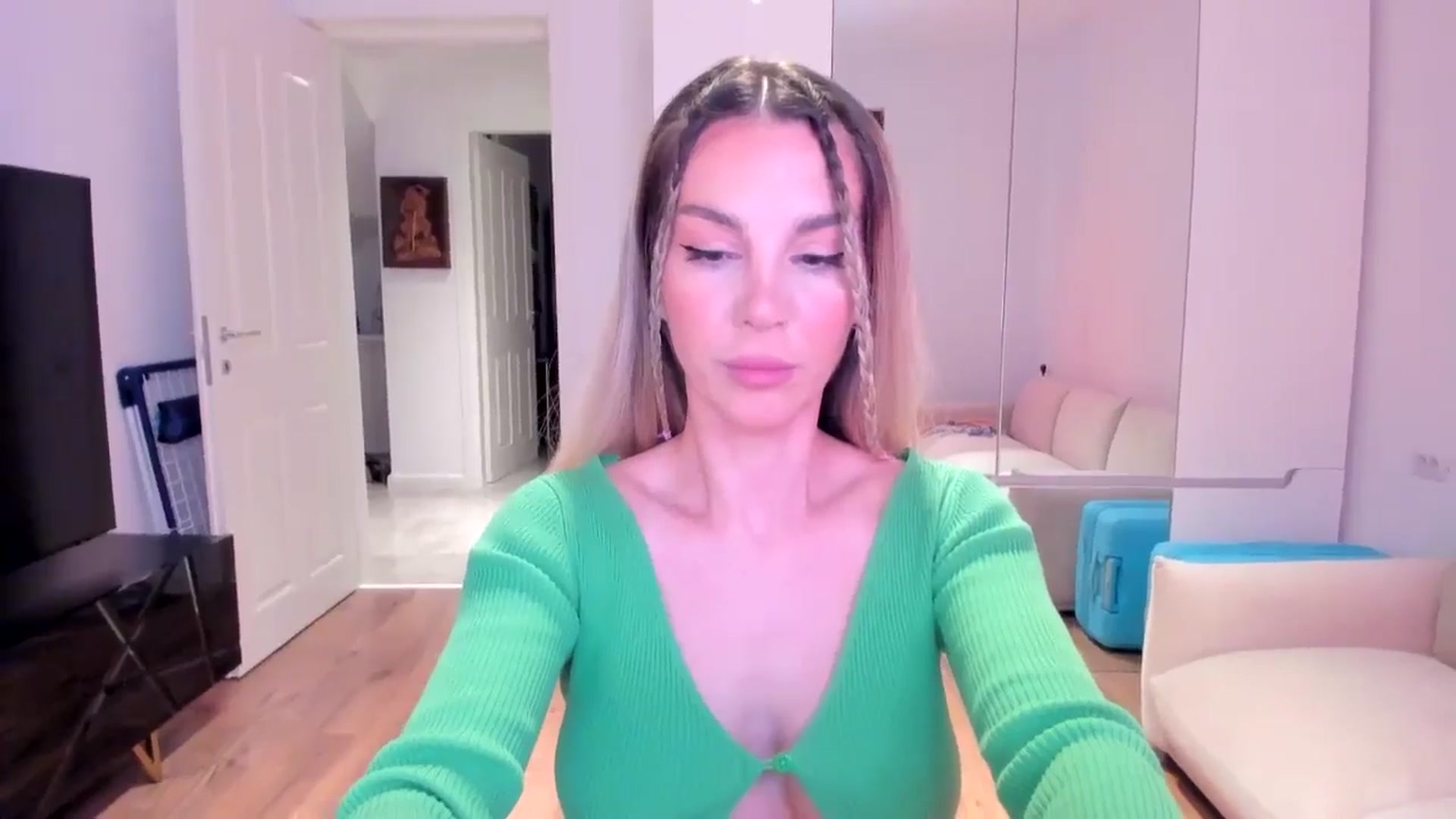Gallery image thumbnail from Alesia_'s myfreecams stream on, 10/04/2024, 22:36 image 8 of 20