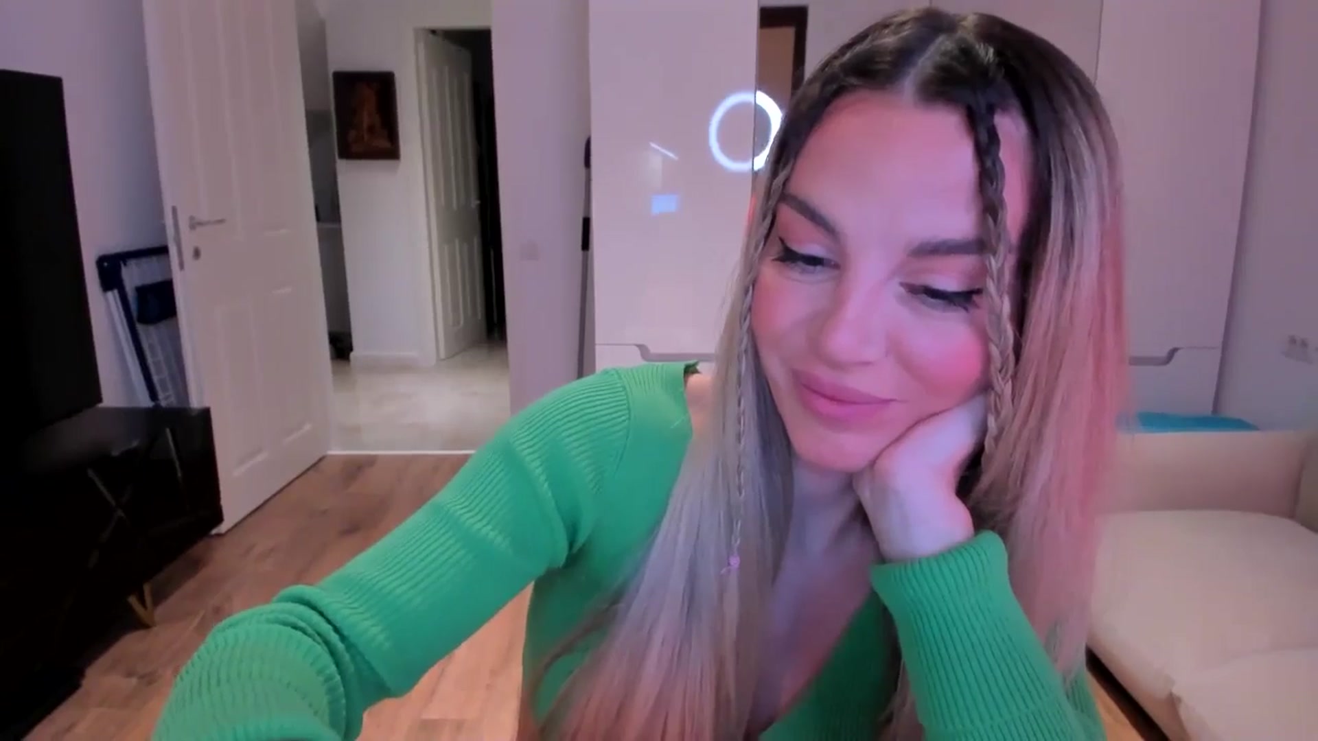 Gallery image thumbnail from Alesia_'s myfreecams stream on, 10/04/2024, 22:36 image 5 of 20