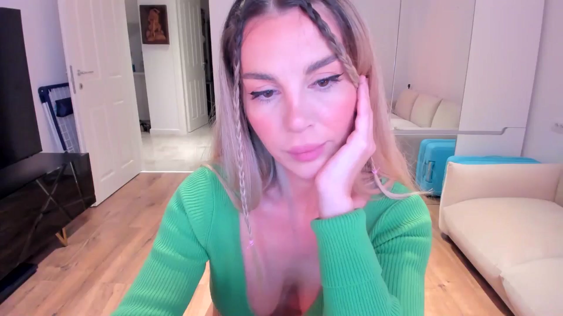 Gallery image thumbnail from Alesia_'s myfreecams stream on, 10/04/2024, 23:06 image 13 of 20