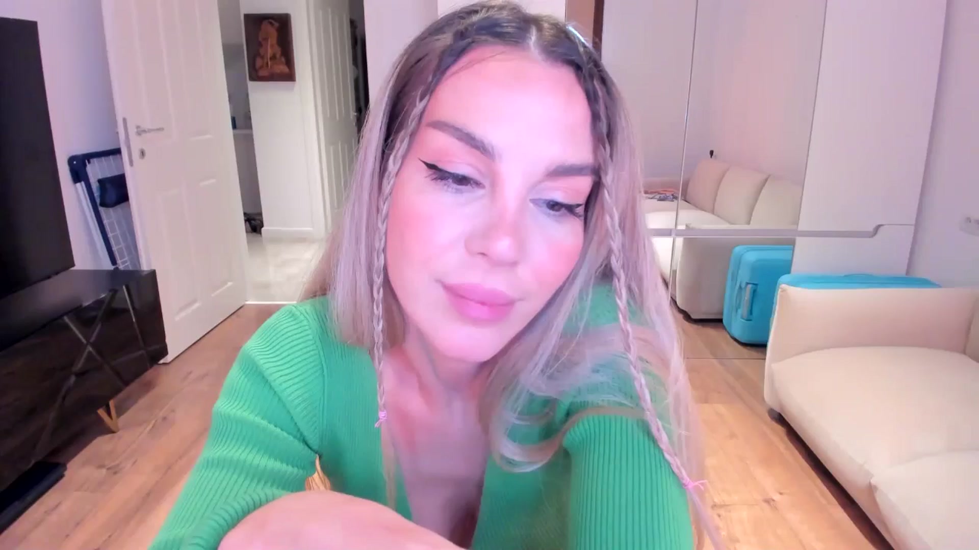 Gallery image thumbnail from Alesia_'s myfreecams stream on, 10/04/2024, 23:06 image 3 of 20