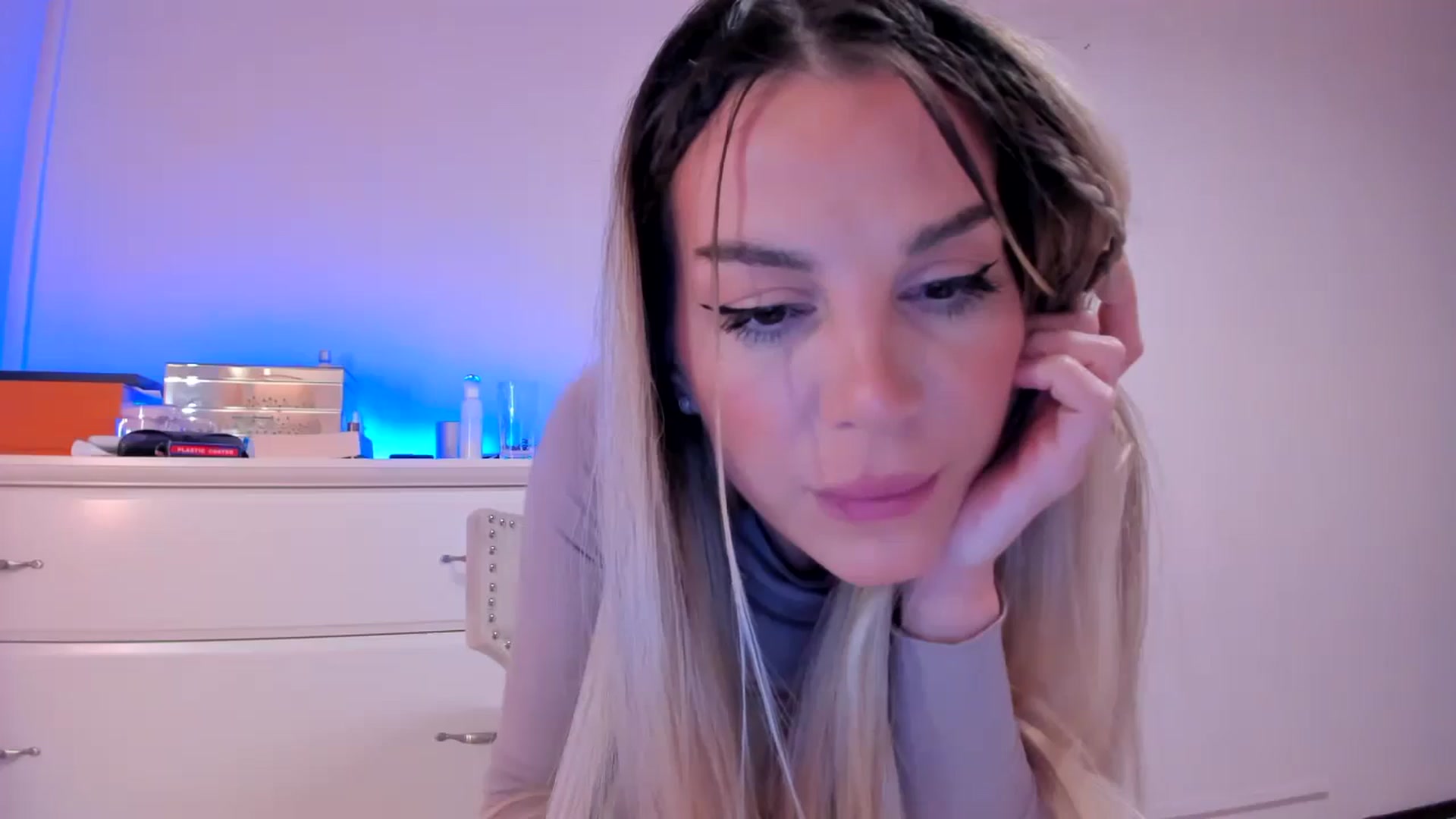 Gallery image thumbnail from Alesia_'s myfreecams stream on, 10/10/2024, 23:58 image 18 of 20