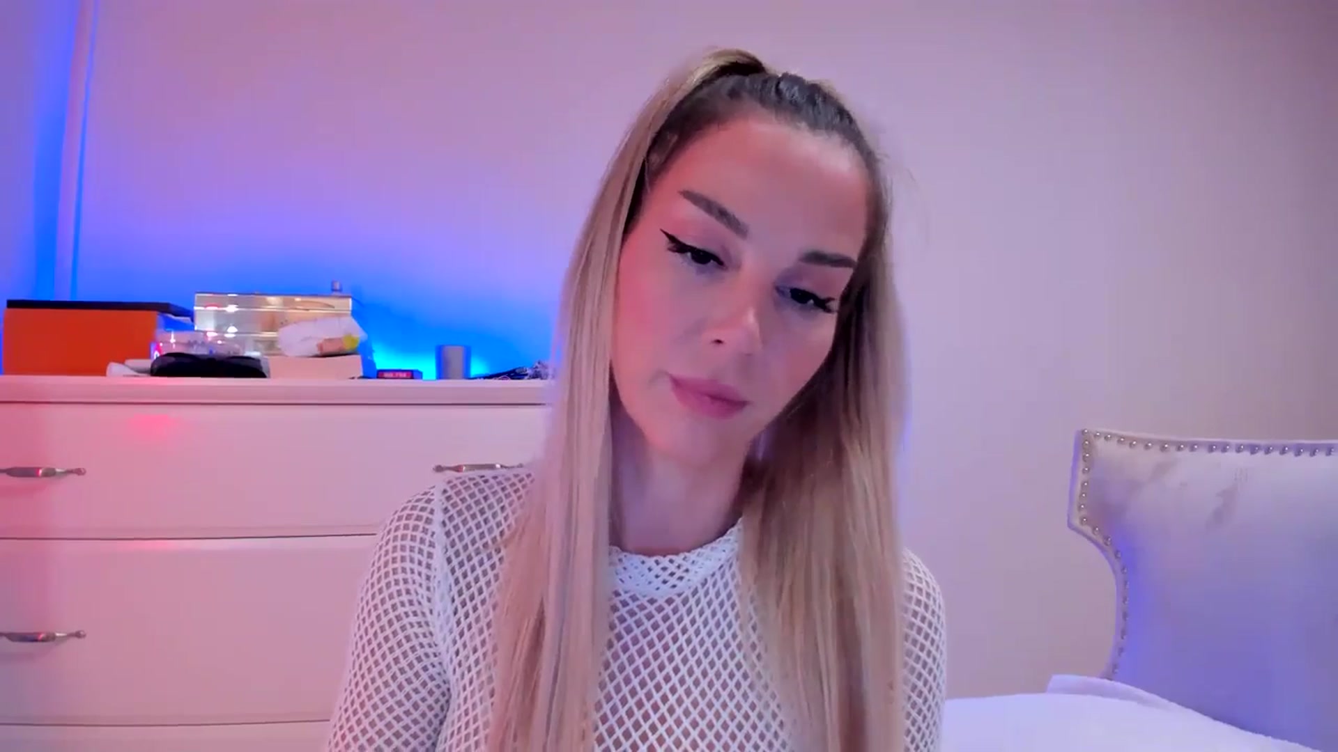 Gallery image thumbnail from Alesia_'s myfreecams stream on, 10/12/2024, 22:04 image 13 of 20
