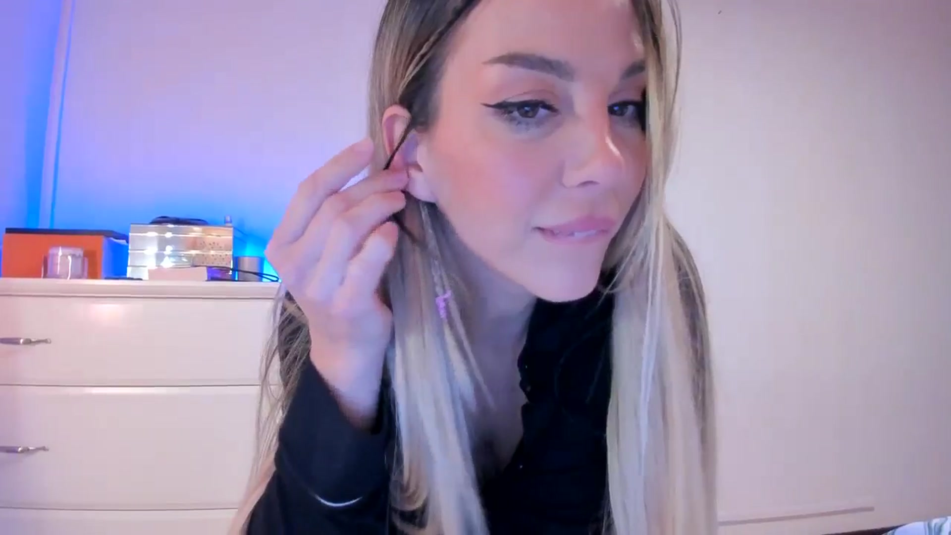 Gallery image thumbnail from Alesia_'s myfreecams stream on, 10/16/2024, 01:15 image 19 of 20