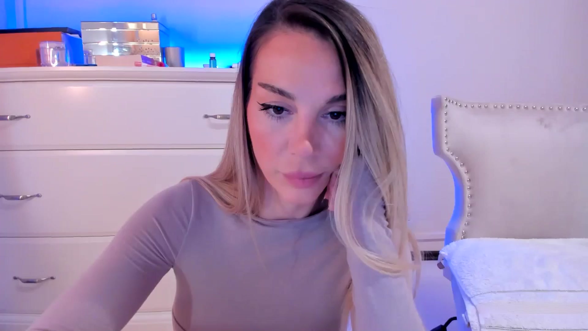 Gallery image thumbnail from Alesia_'s myfreecams stream on, 10/19/2024, 24:02 image 18 of 20