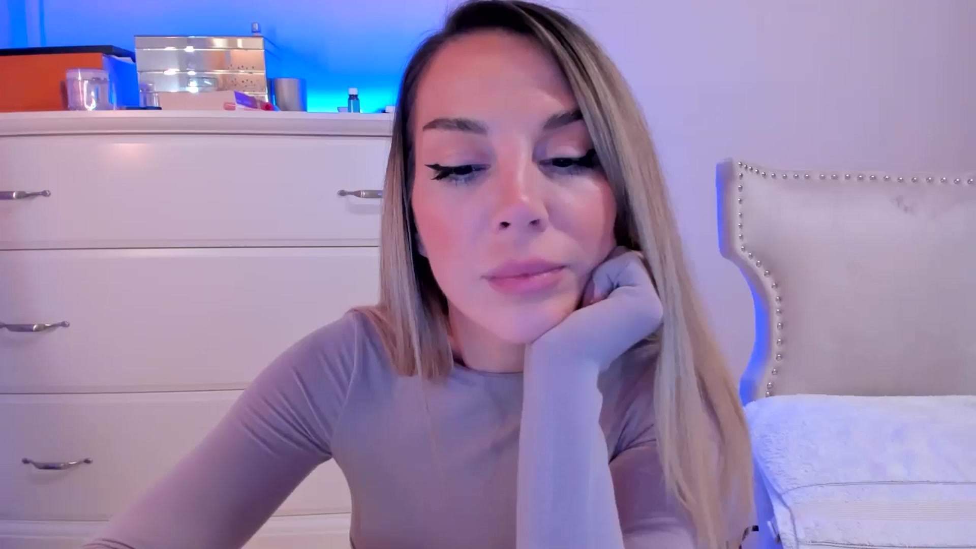 Gallery image thumbnail from Alesia_'s myfreecams stream on, 10/19/2024, 24:02 image 19 of 20