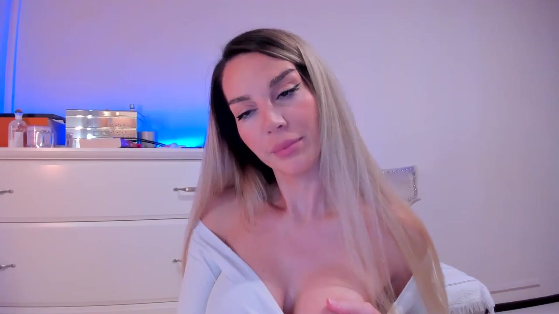 Gallery image thumbnail from Alesia_'s myfreecams stream on, 10/19/2024, 23:59 image 3 of 20