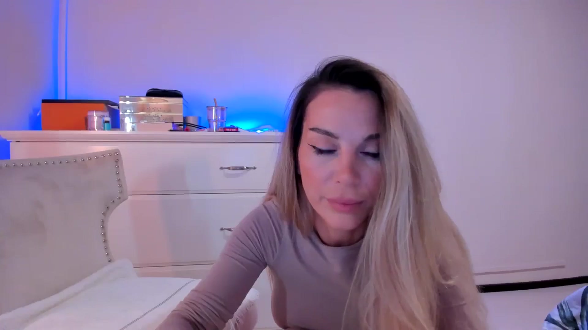 Gallery image thumbnail from Alesia_'s myfreecams stream on, 10/19/2024, 23:59 image 16 of 20