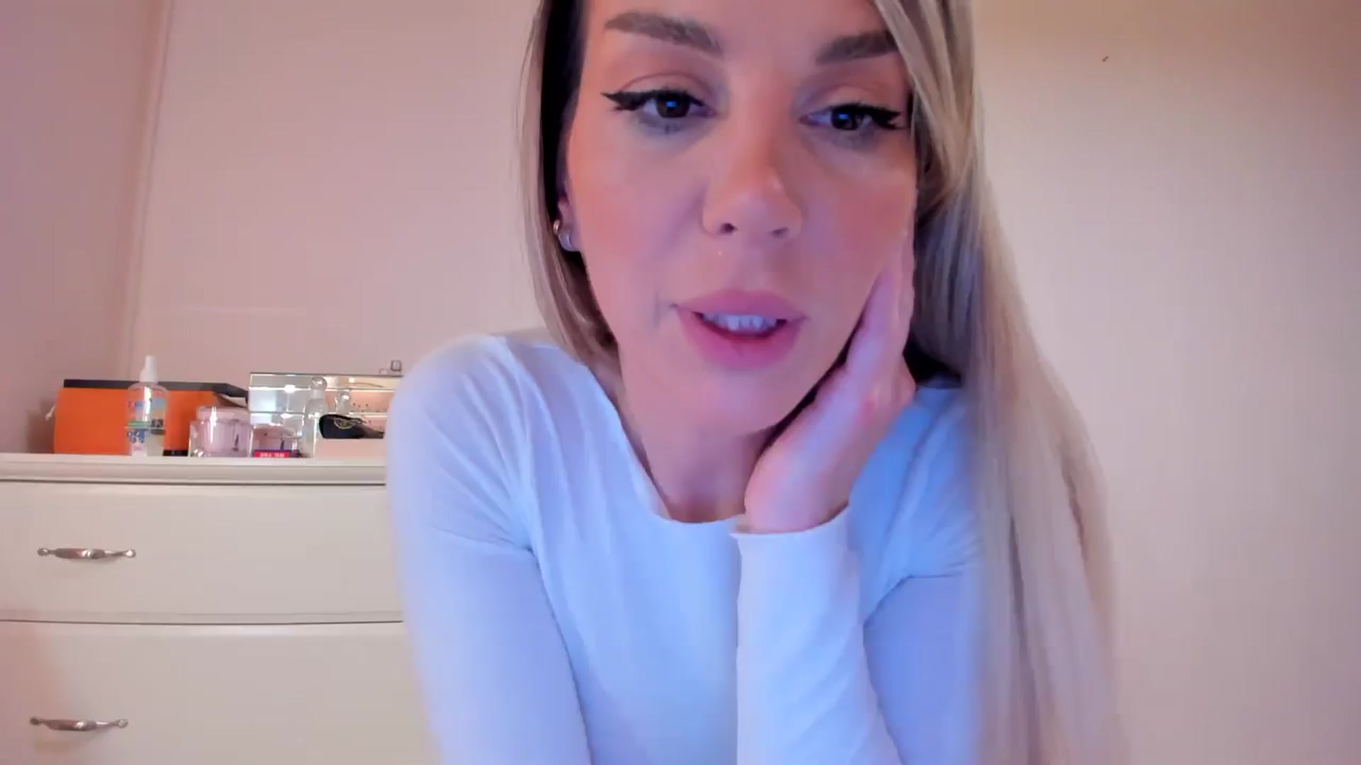 Gallery image thumbnail from Alesia_'s myfreecams stream on, 10/25/2024, 24:36 image 1 of 20