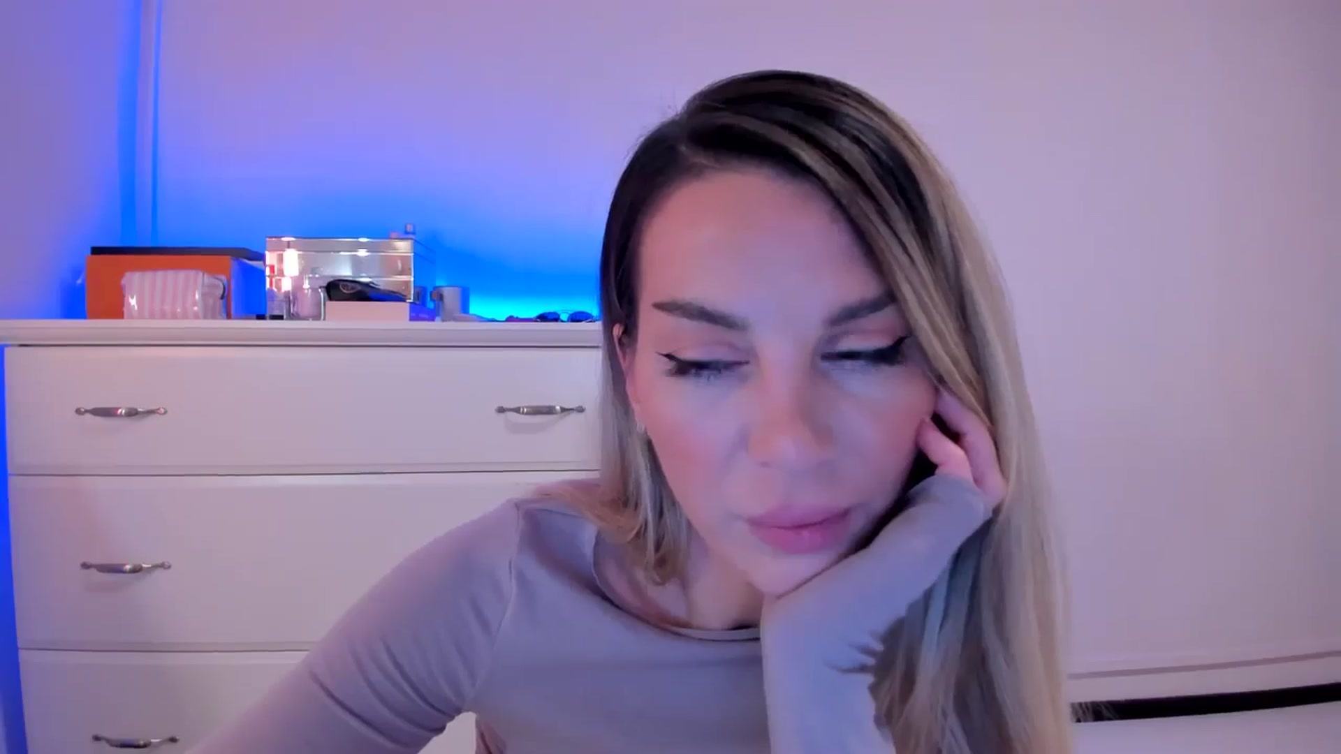 Gallery image thumbnail from Alesia_'s myfreecams stream on, 10/28/2024, 24:23 image 17 of 20
