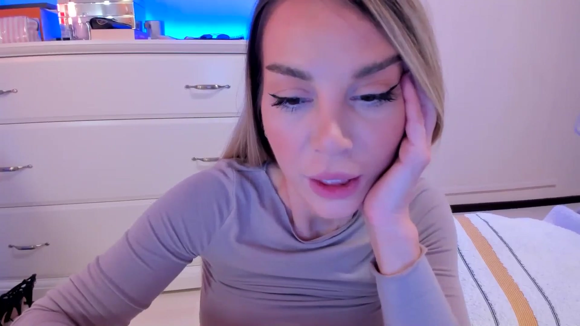 Gallery image thumbnail from Alesia_'s myfreecams stream on, 10/28/2024, 24:23 image 6 of 20