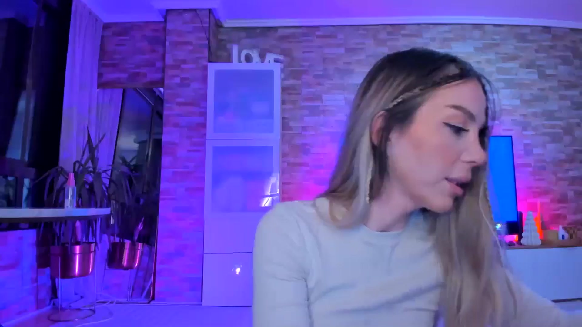 Gallery image thumbnail from Alesia_'s myfreecams stream on, 11/08/2024, 01:53 image 4 of 20