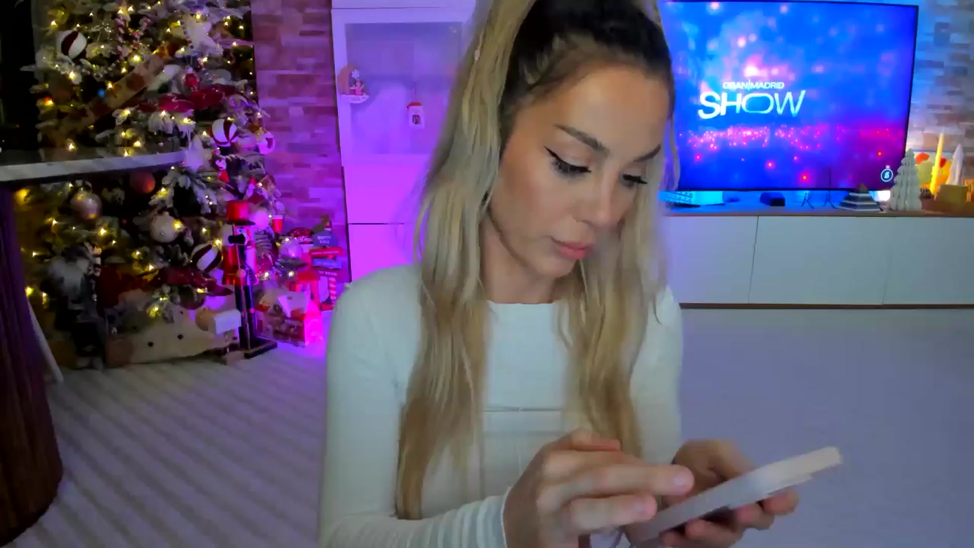 Gallery image thumbnail from Alesia_'s myfreecams stream on, 12/05/2024, 01:51 image 9 of 20