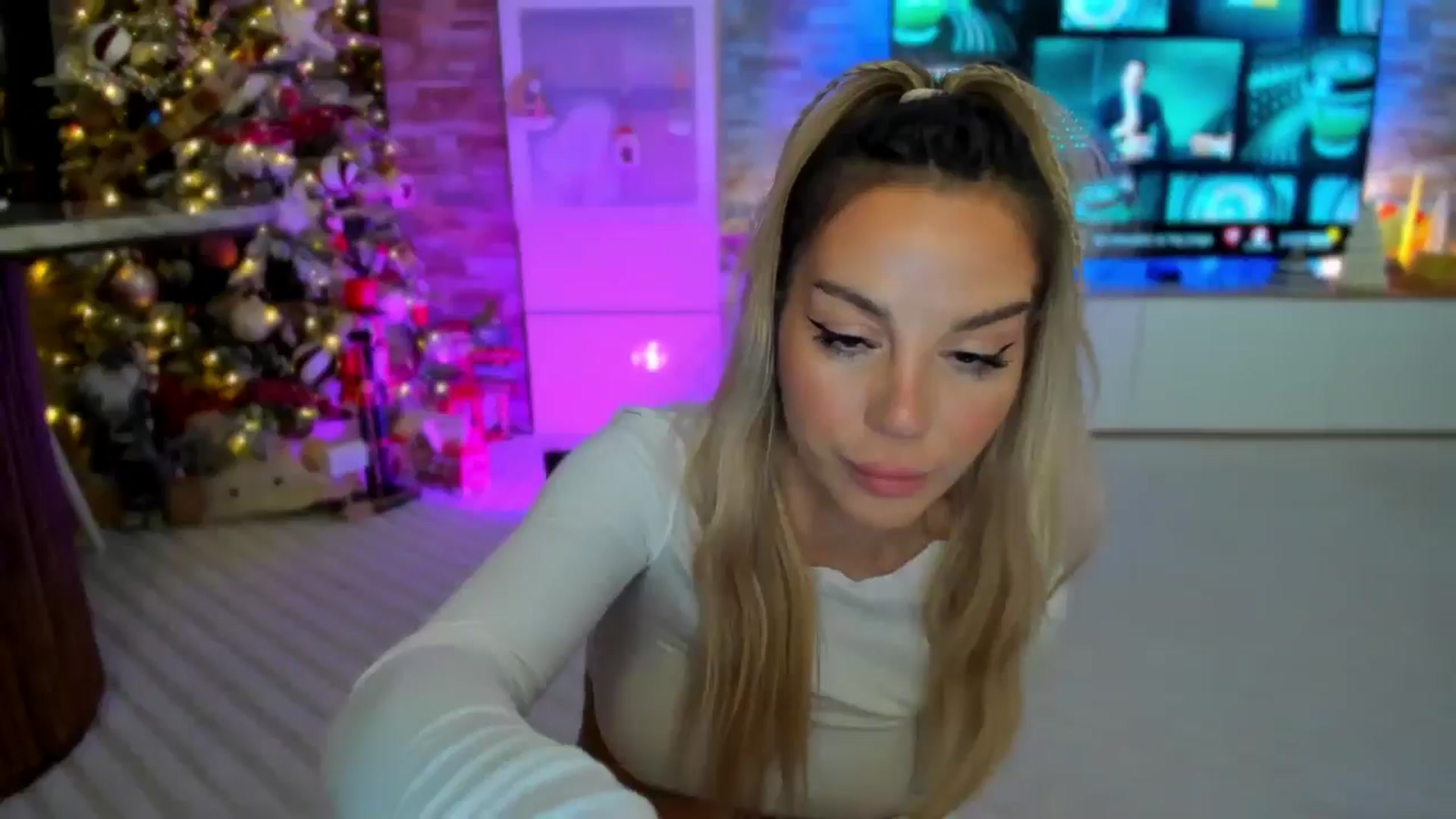 Gallery image thumbnail from Alesia_'s myfreecams stream on, 12/05/2024, 01:51 image 16 of 20