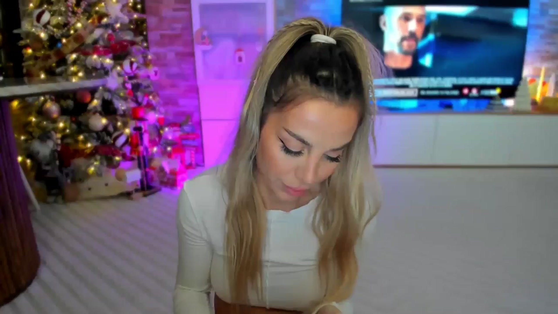 Gallery image thumbnail from Alesia_'s myfreecams stream on, 12/05/2024, 01:51 image 17 of 20