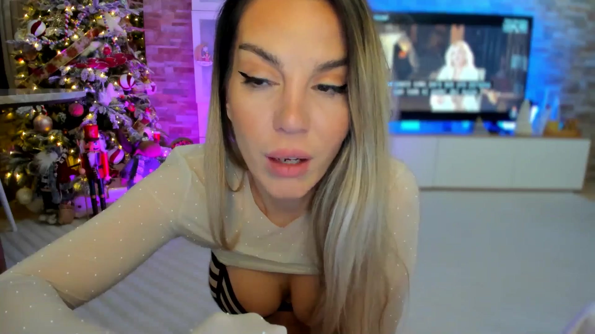 Gallery image thumbnail from Alesia_'s myfreecams stream on, 12/10/2024, 24:54 image 16 of 20