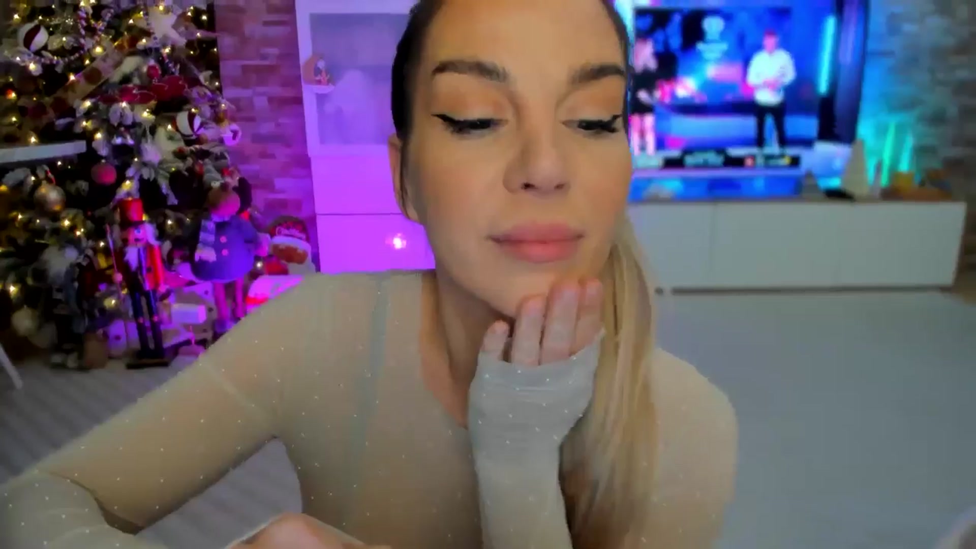 Gallery image thumbnail from Alesia_'s myfreecams stream on, 12/12/2024, 01:23 image 20 of 20