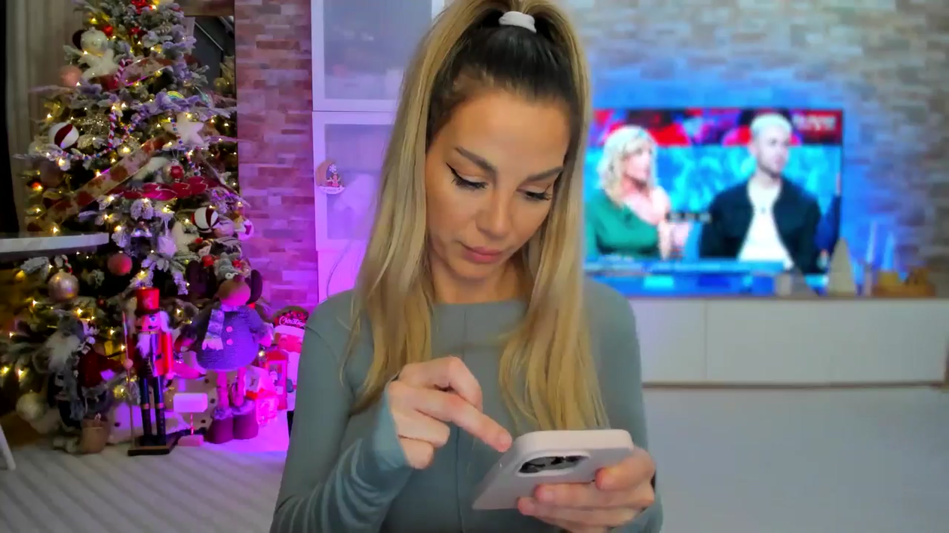 Gallery image thumbnail from Alesia_'s myfreecams stream on, 12/13/2024, 24:30 image 12 of 20