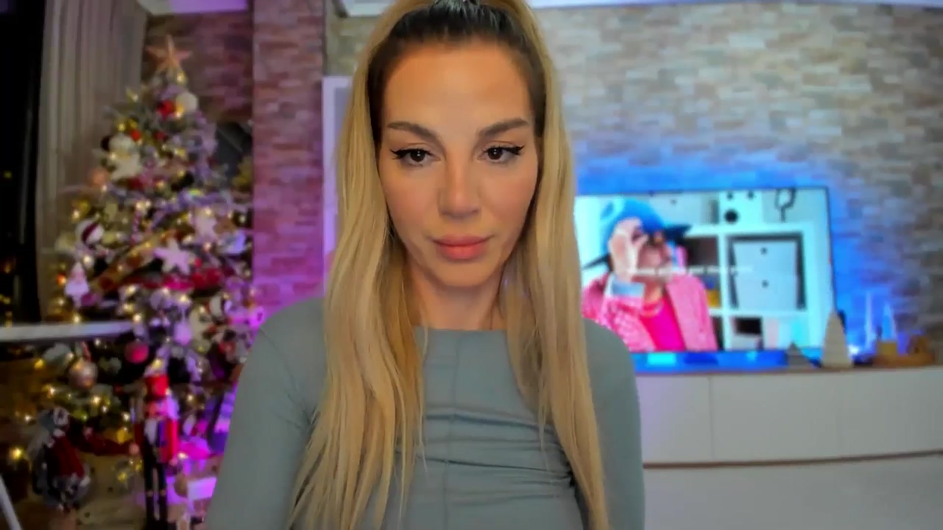 Gallery image thumbnail from Alesia_'s myfreecams stream on, 12/15/2024, 22:27 image 17 of 20