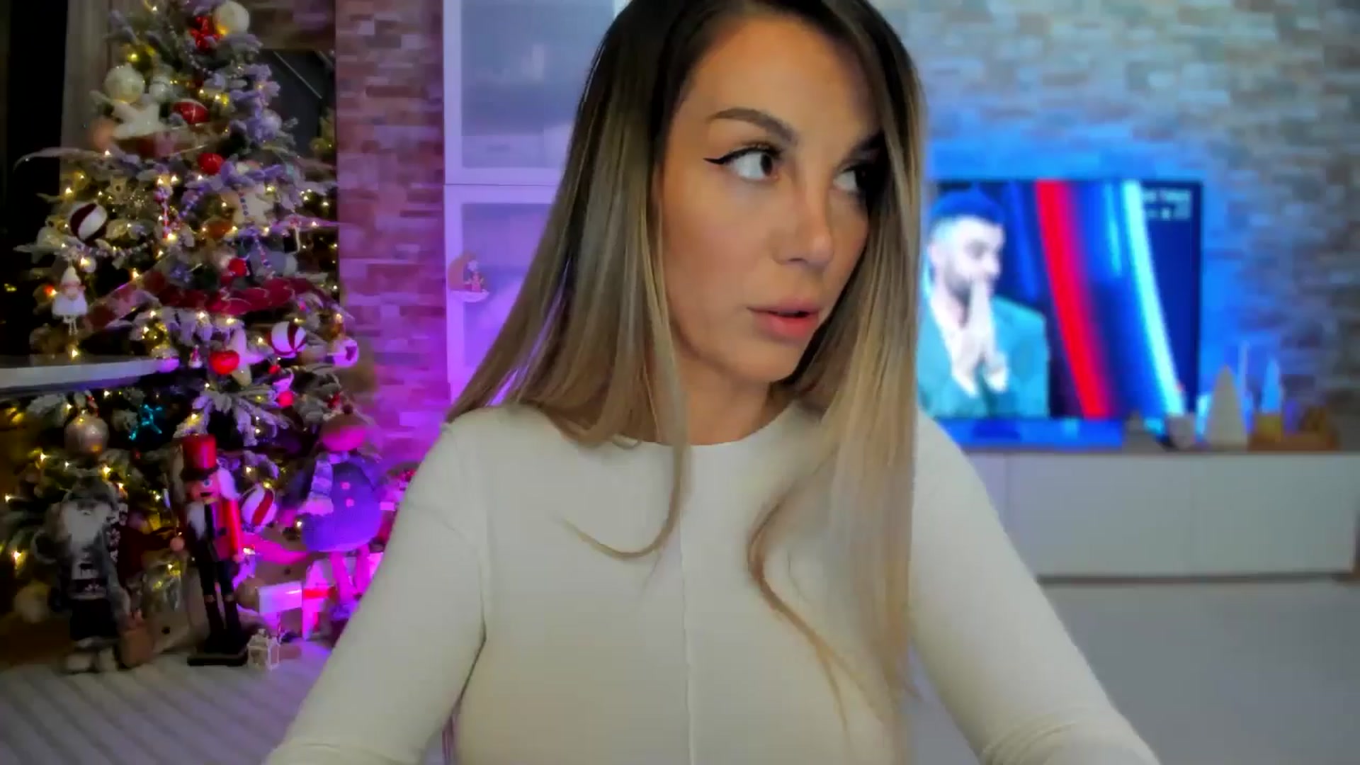 Gallery image thumbnail from Alesia_'s myfreecams stream on, 12/20/2024, 24:10 image 17 of 20