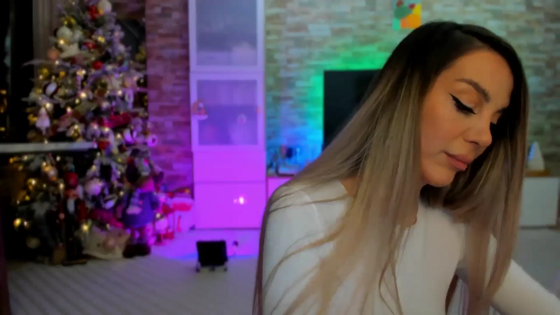 Gallery image thumbnail from Alesia_'s myfreecams stream on, 01/03/2025, 22:51 image 6 of 20