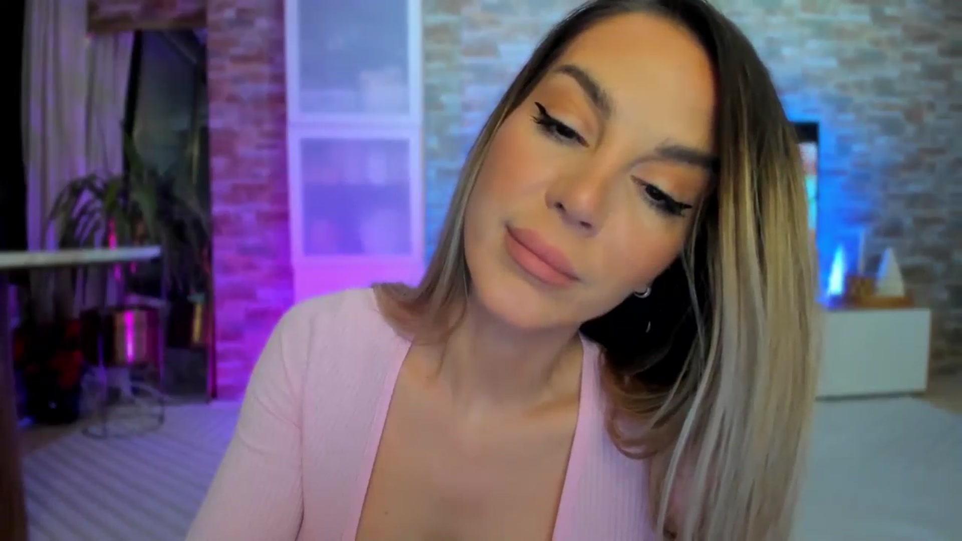 Gallery image thumbnail from Alesia_'s myfreecams stream on, 01/09/2025, 23:53 image 9 of 20