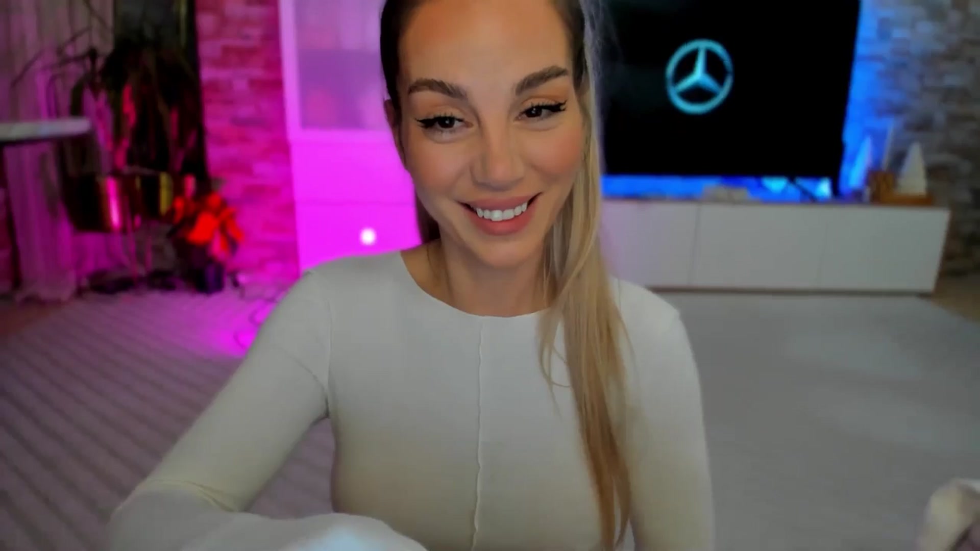 Gallery image thumbnail from Alesia_'s myfreecams stream on, 01/21/2025, 24:02 image 12 of 20