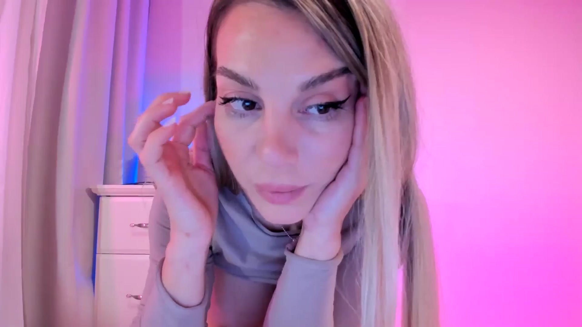 Gallery image thumbnail from Alesia_'s myfreecams stream on, 02/14/2025, 01:29 image 16 of 20