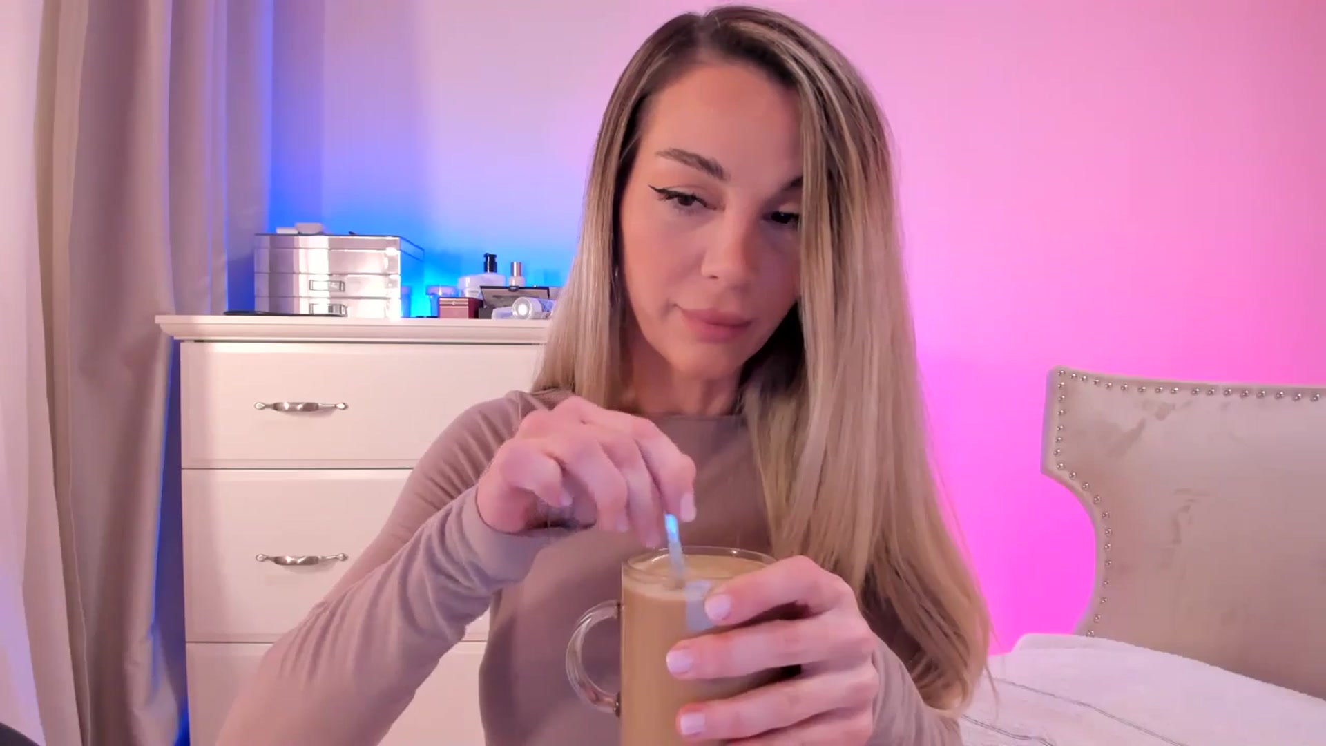Gallery image thumbnail from Alesia_'s myfreecams stream on, 02/26/2025, 23:30 image 2 of 20