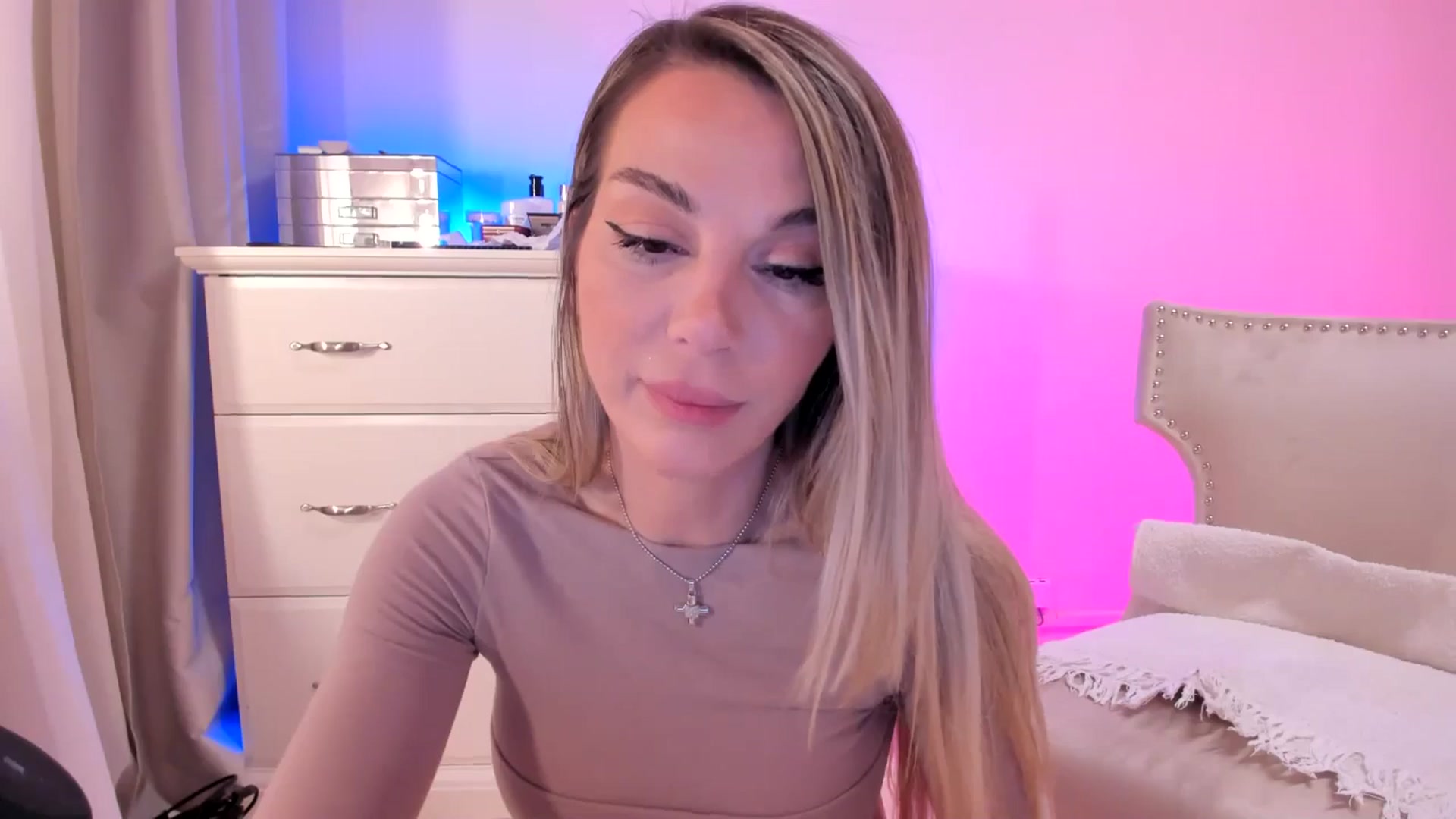 Gallery image thumbnail from Alesia_'s myfreecams stream on, 02/27/2025, 24:24 image 17 of 20