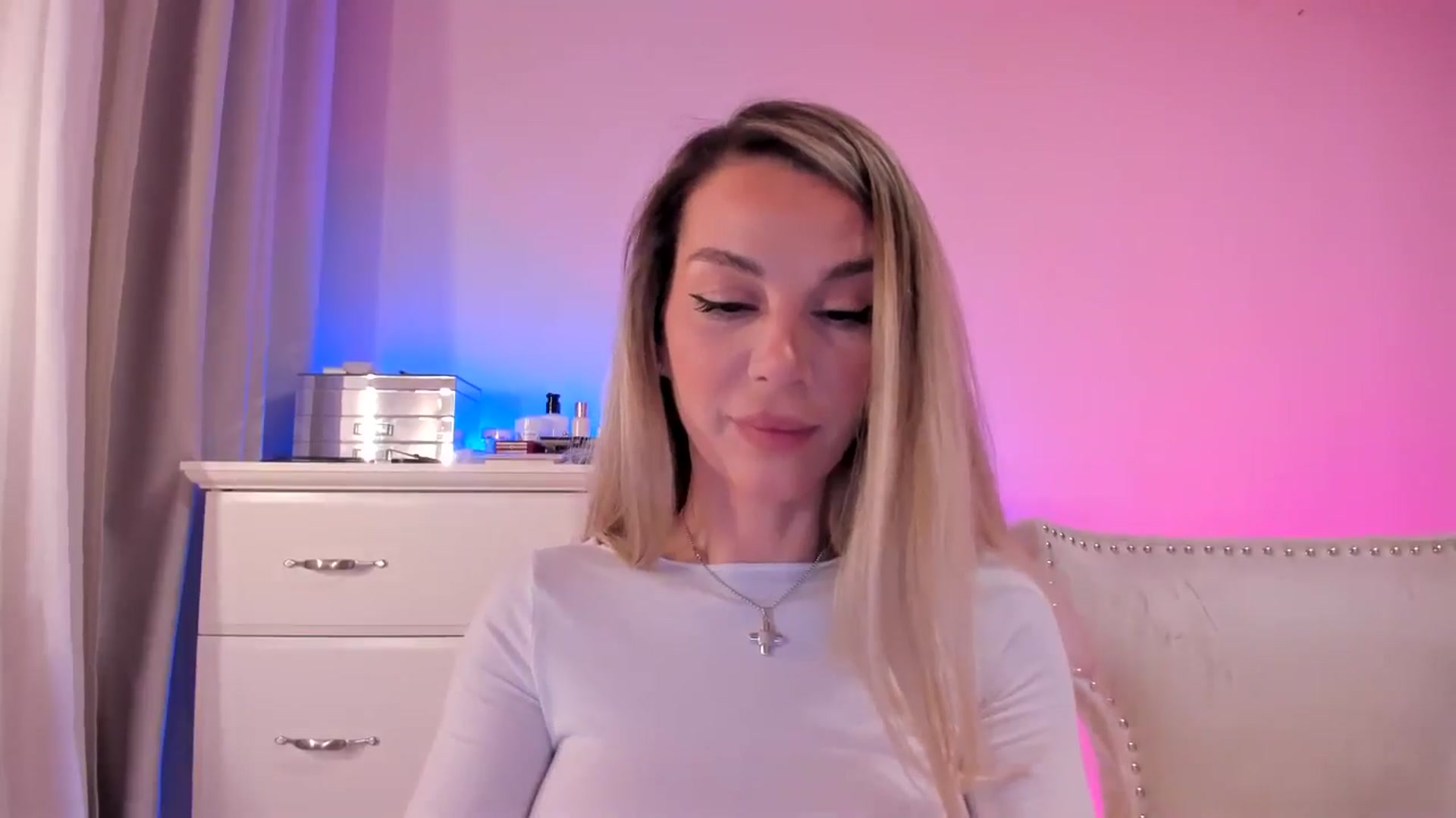 Gallery image thumbnail from Alesia_'s myfreecams stream on, 03/01/2025, 24:18 image 4 of 20