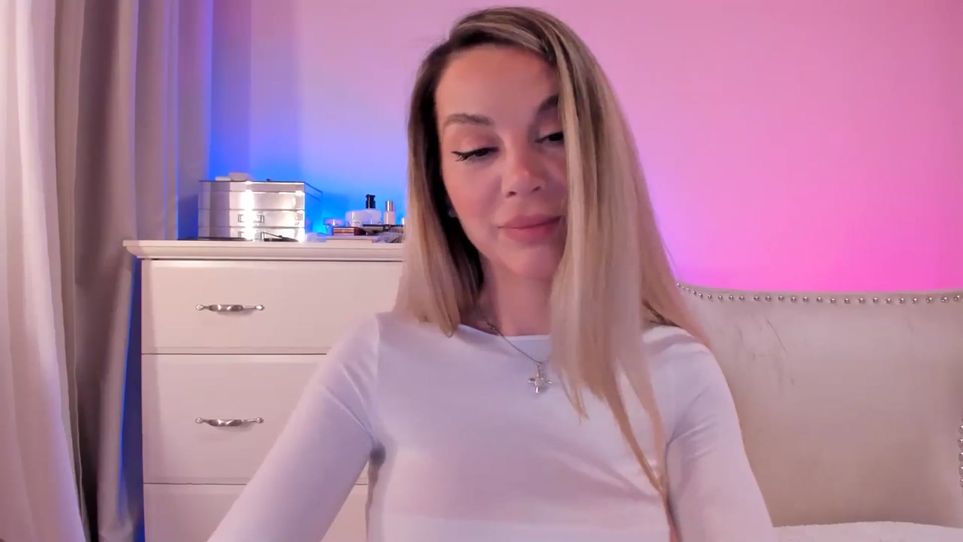 Gallery image thumbnail from Alesia_'s myfreecams stream on, 03/01/2025, 24:18 image 6 of 20