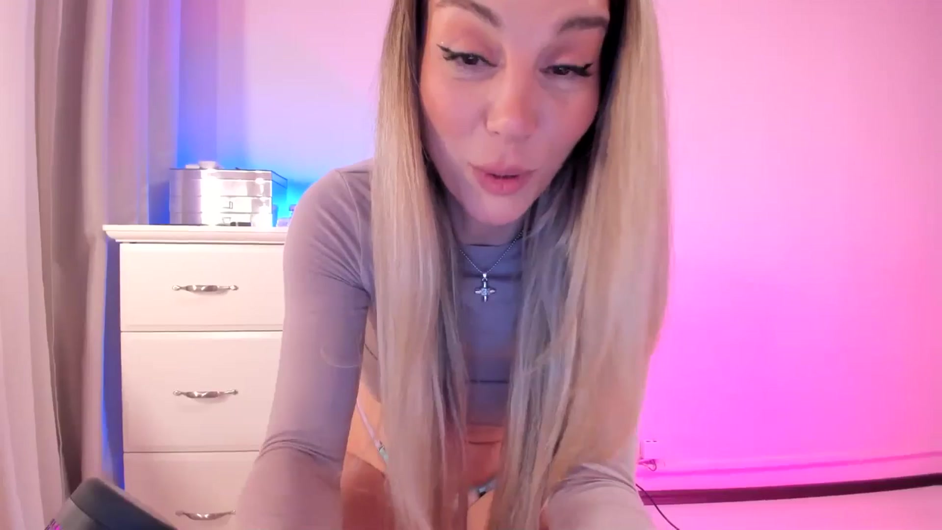 Gallery image thumbnail from Alesia_'s myfreecams stream on, 03/02/2025, 24:35 image 18 of 20