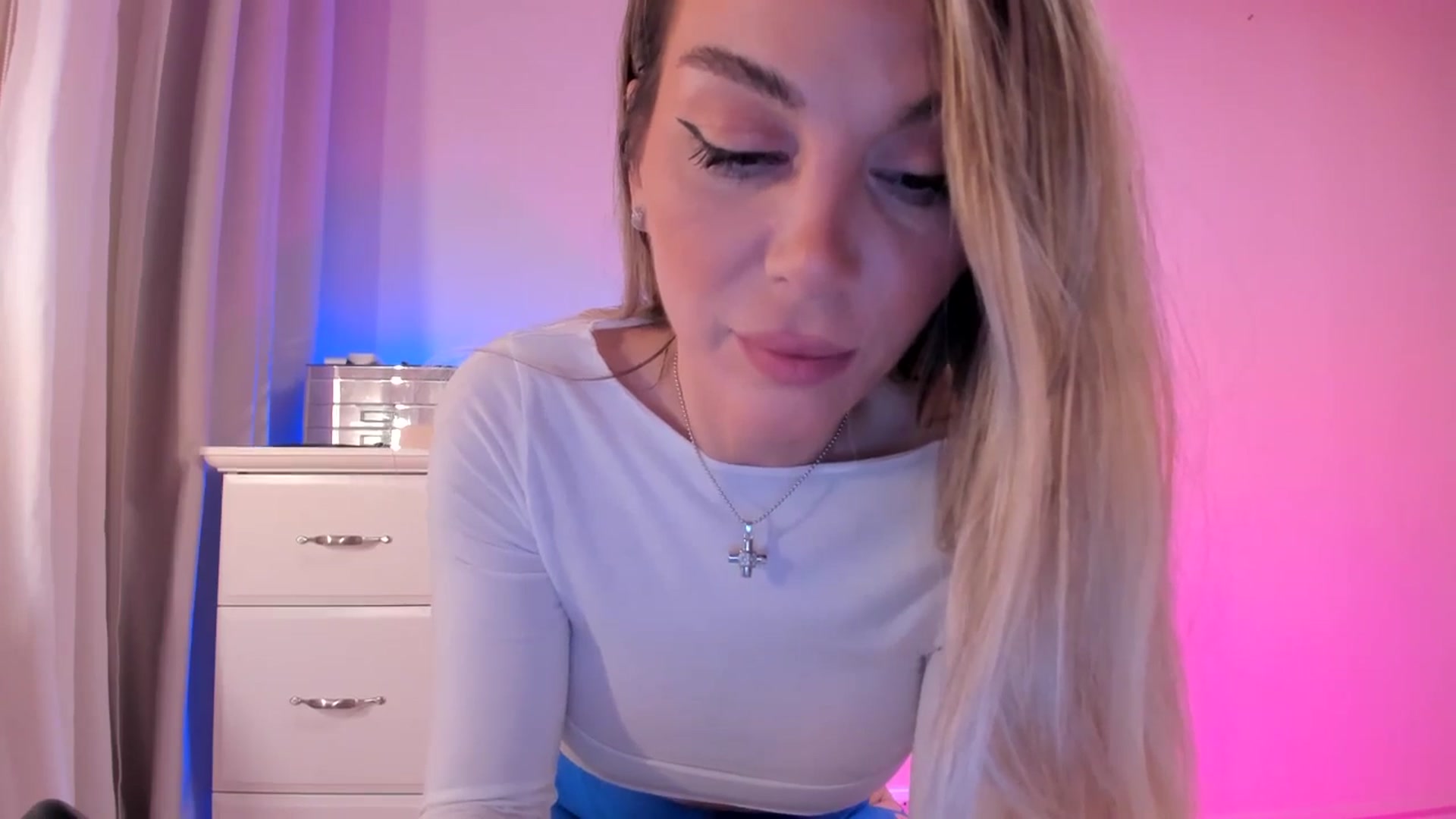 Gallery image thumbnail from Alesia_'s myfreecams stream on, 03/04/2025, 24:42 image 5 of 20