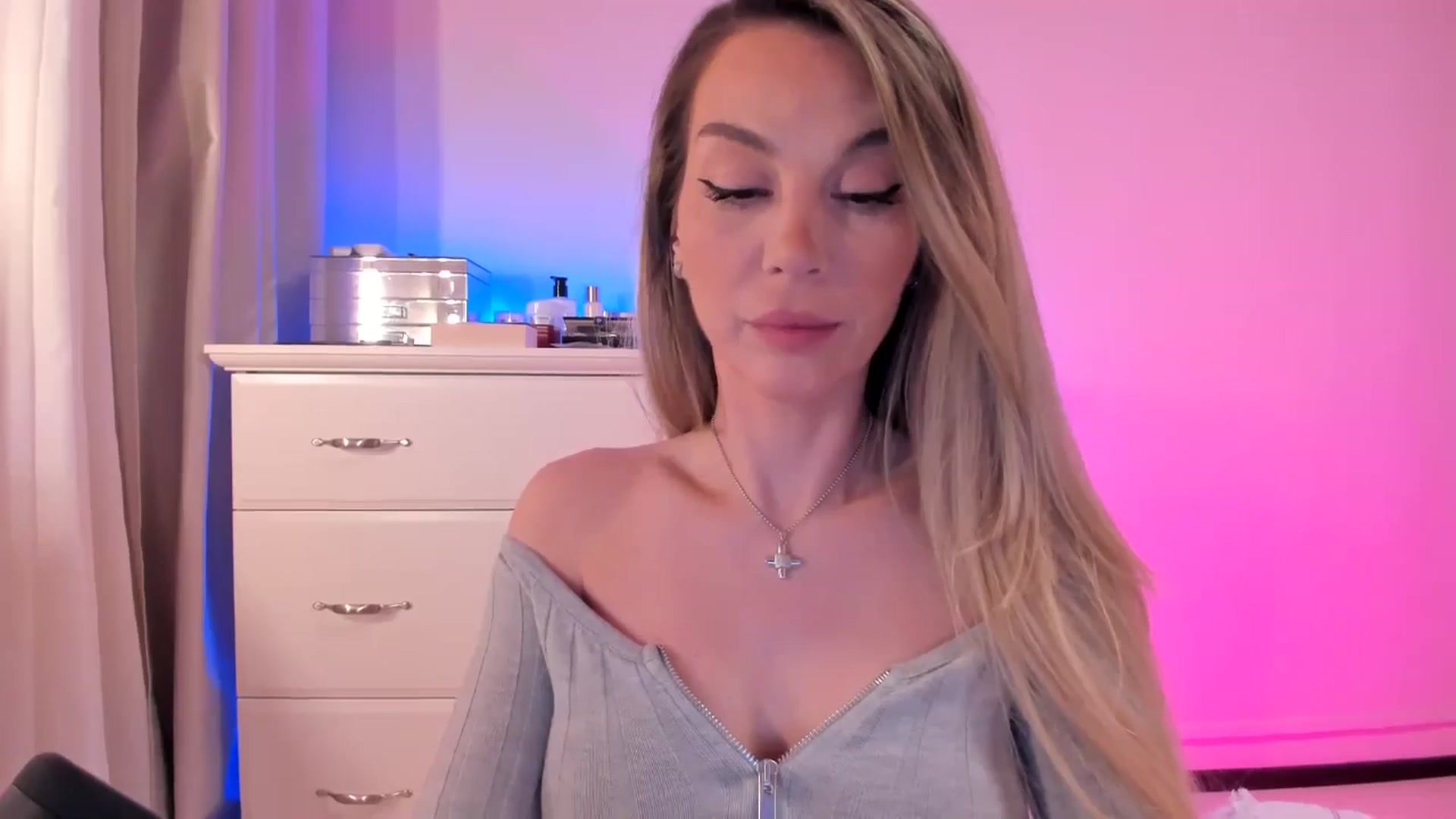 Gallery image thumbnail from Alesia_'s myfreecams stream on, 03/06/2025, 24:04 image 6 of 20