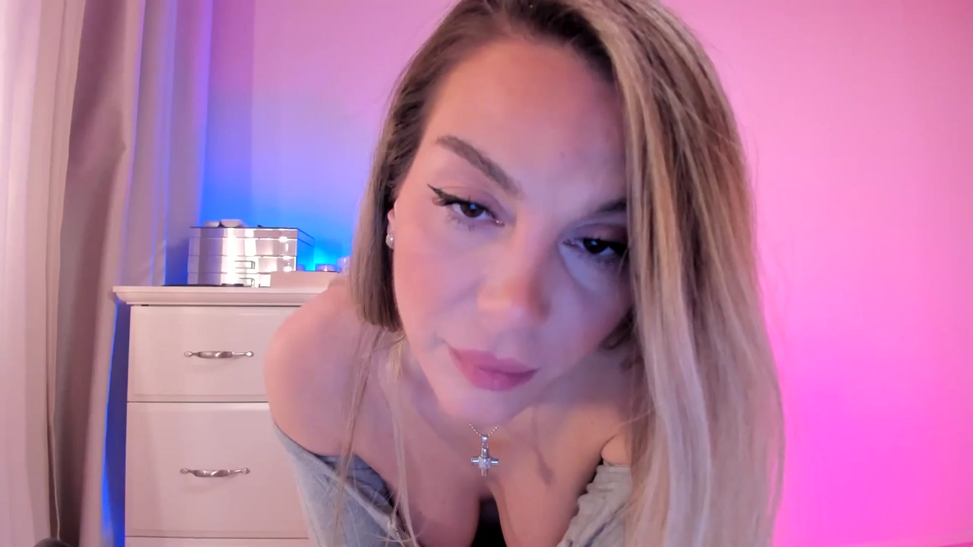 Gallery image thumbnail from Alesia_'s myfreecams stream on, 03/06/2025, 24:04 image 17 of 20