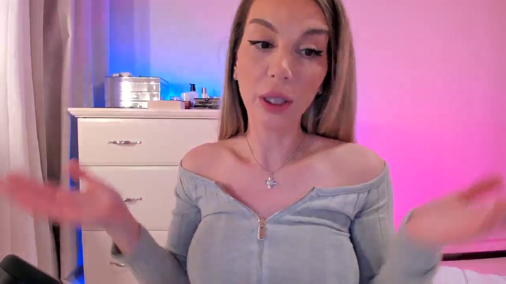 Gallery image thumbnail from Alesia_'s myfreecams stream on, 03/06/2025, 24:04 image 8 of 20