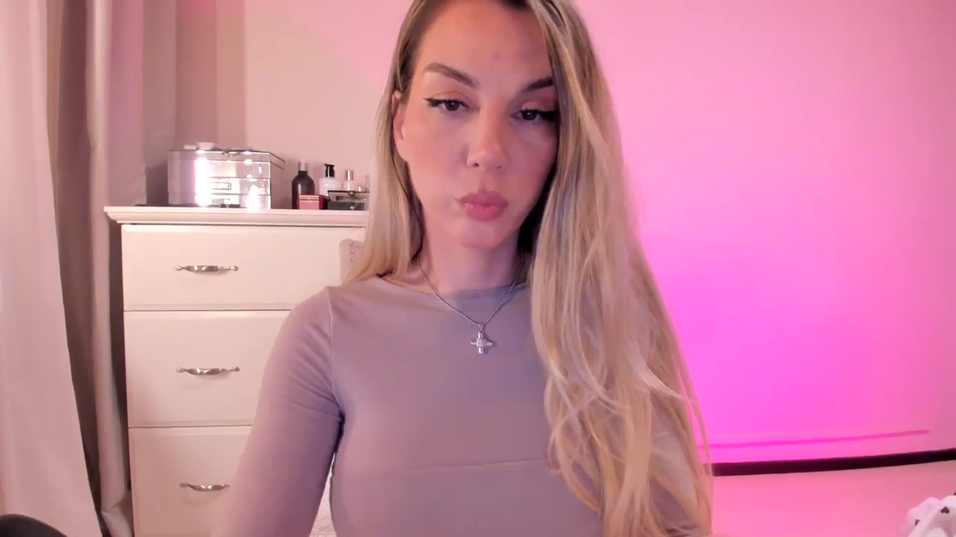 Gallery image thumbnail from Alesia_'s myfreecams stream on, 03/09/2025, 23:31 image 4 of 20