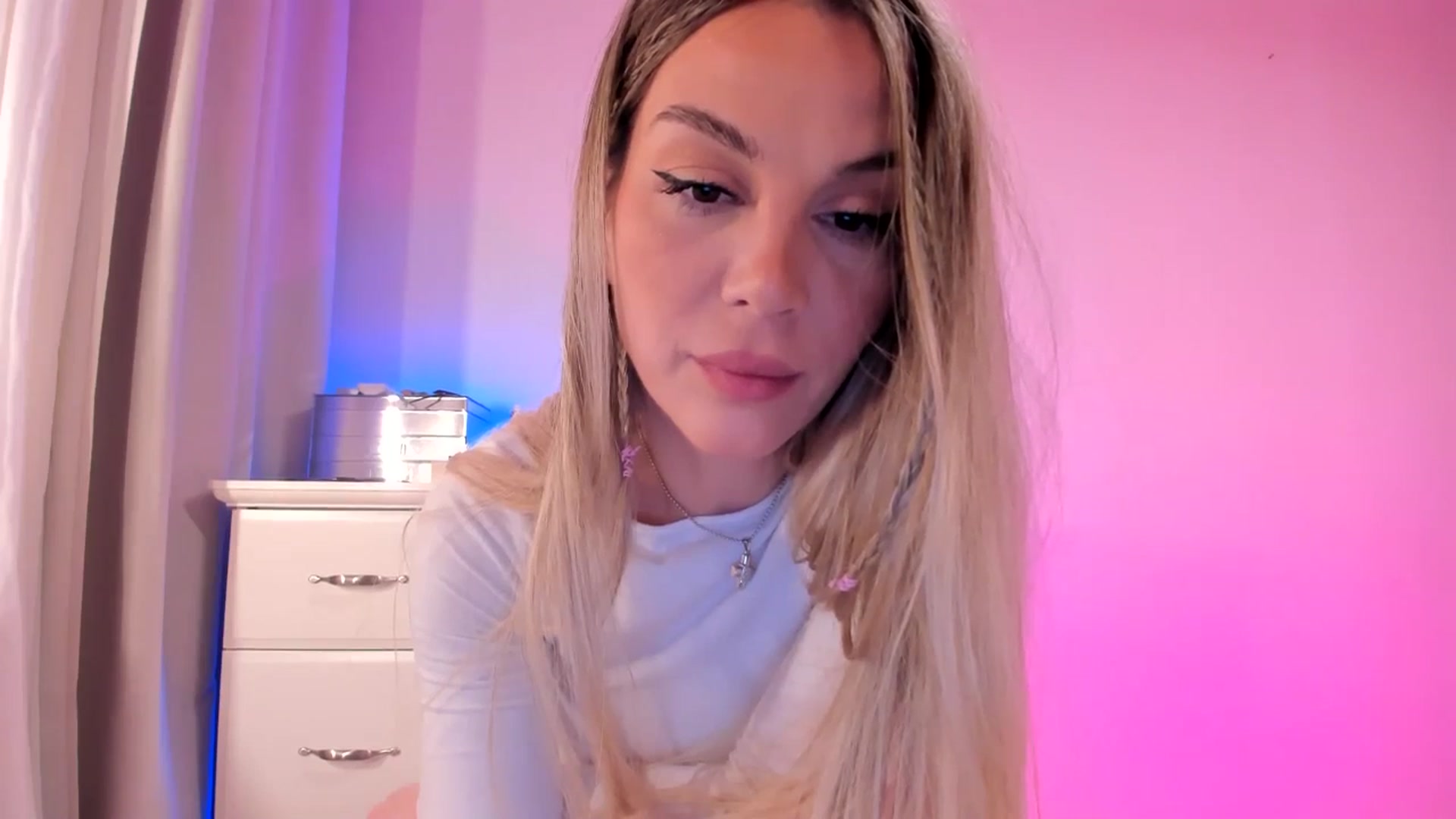 Gallery image thumbnail from Alesia_'s myfreecams stream on, 03/19/2025, 24:33 image 14 of 20