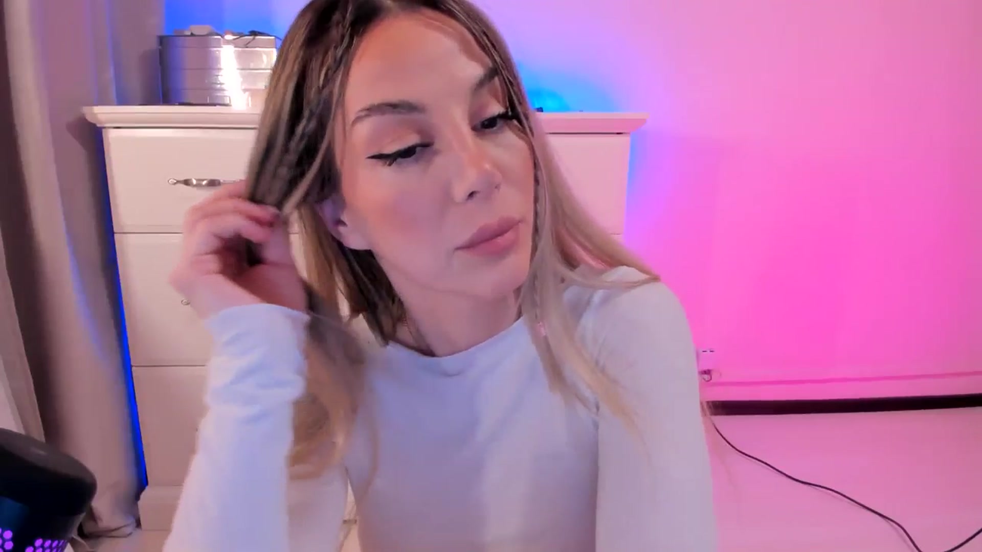 Gallery image thumbnail from Alesia_'s myfreecams stream on, 03/19/2025, 24:33 image 20 of 20