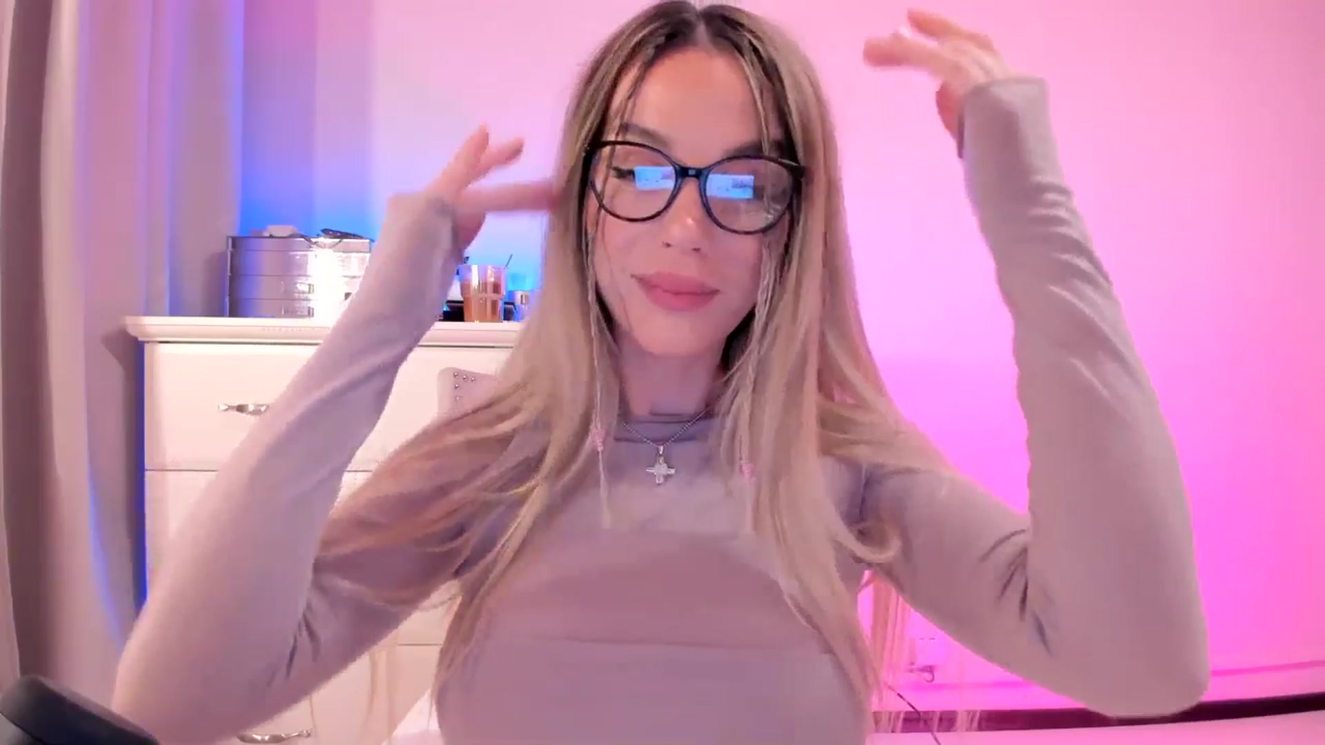 Gallery image thumbnail from Alesia_'s myfreecams stream on, 03/21/2025, 24:25 image 14 of 20