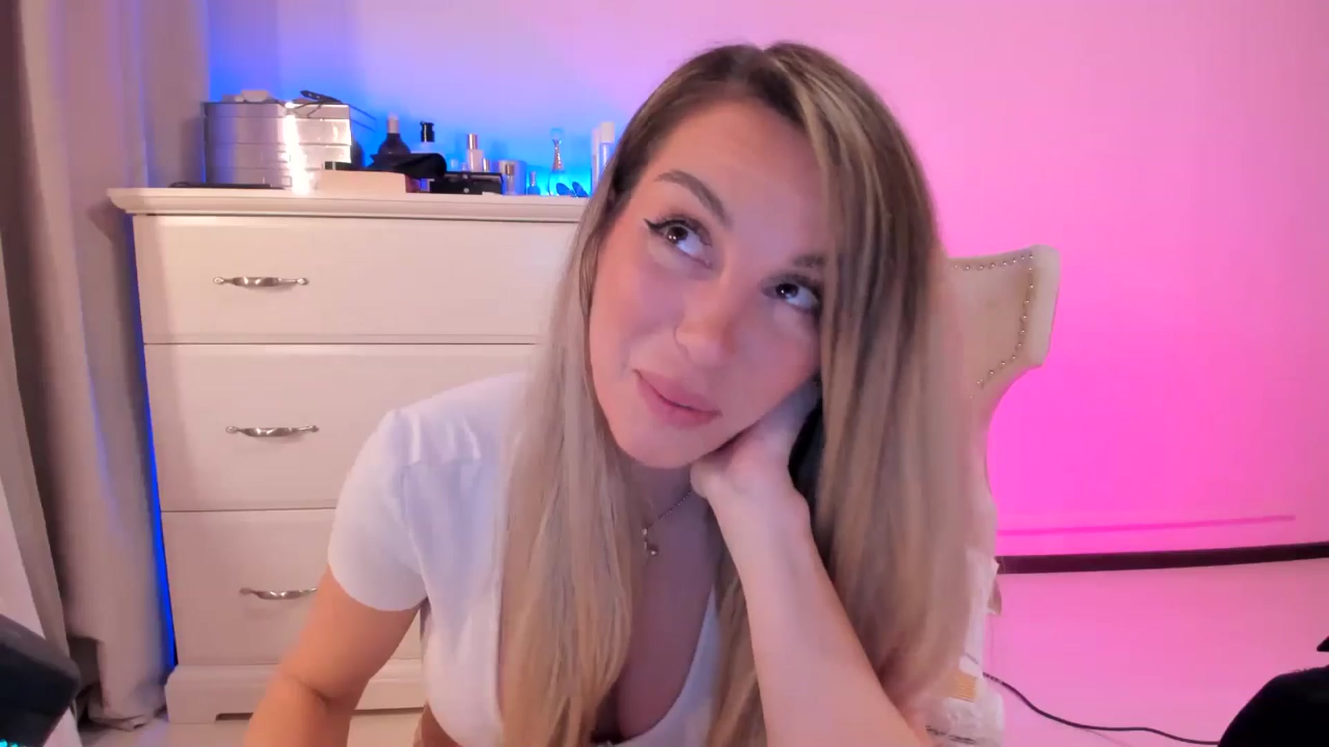 Gallery image thumbnail from Alesia_'s myfreecams stream on, 03/23/2025, 01:20 image 19 of 20
