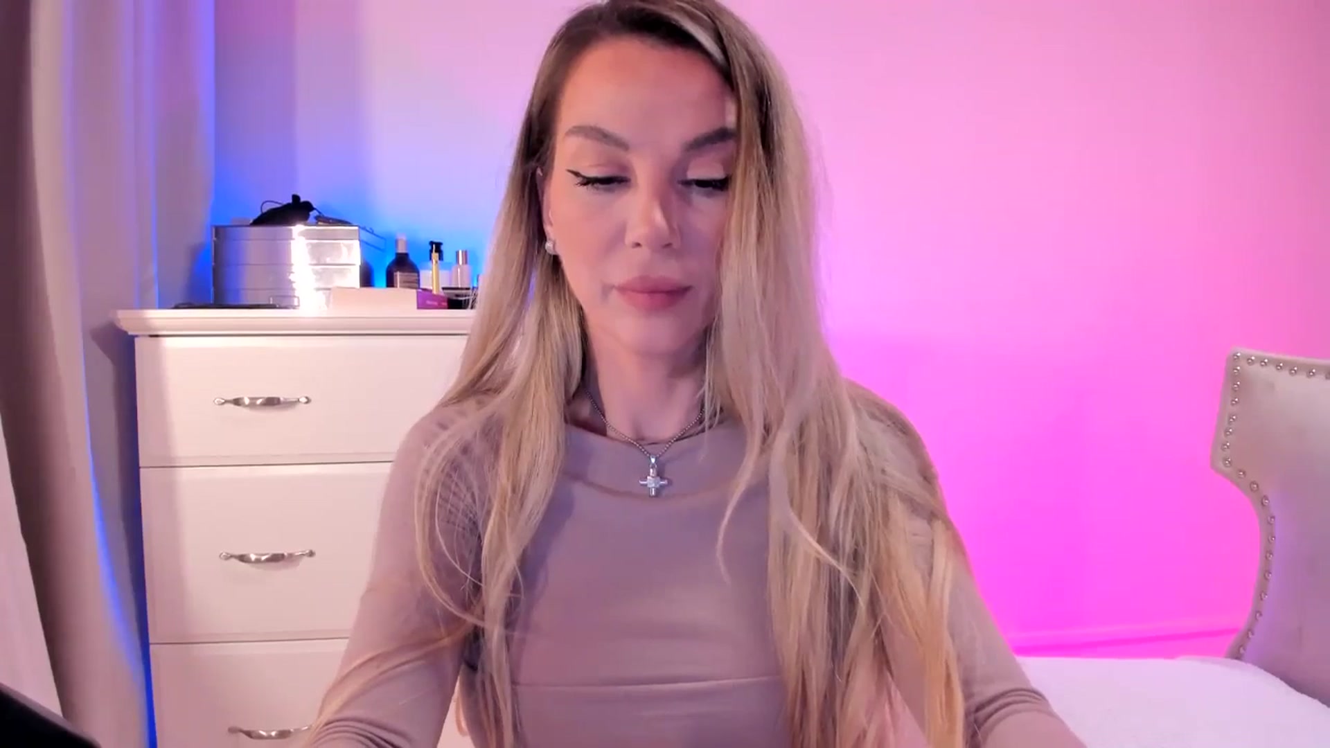 Gallery image thumbnail from Alesia_'s myfreecams stream on, 03/26/2025, 22:30 image 4 of 20