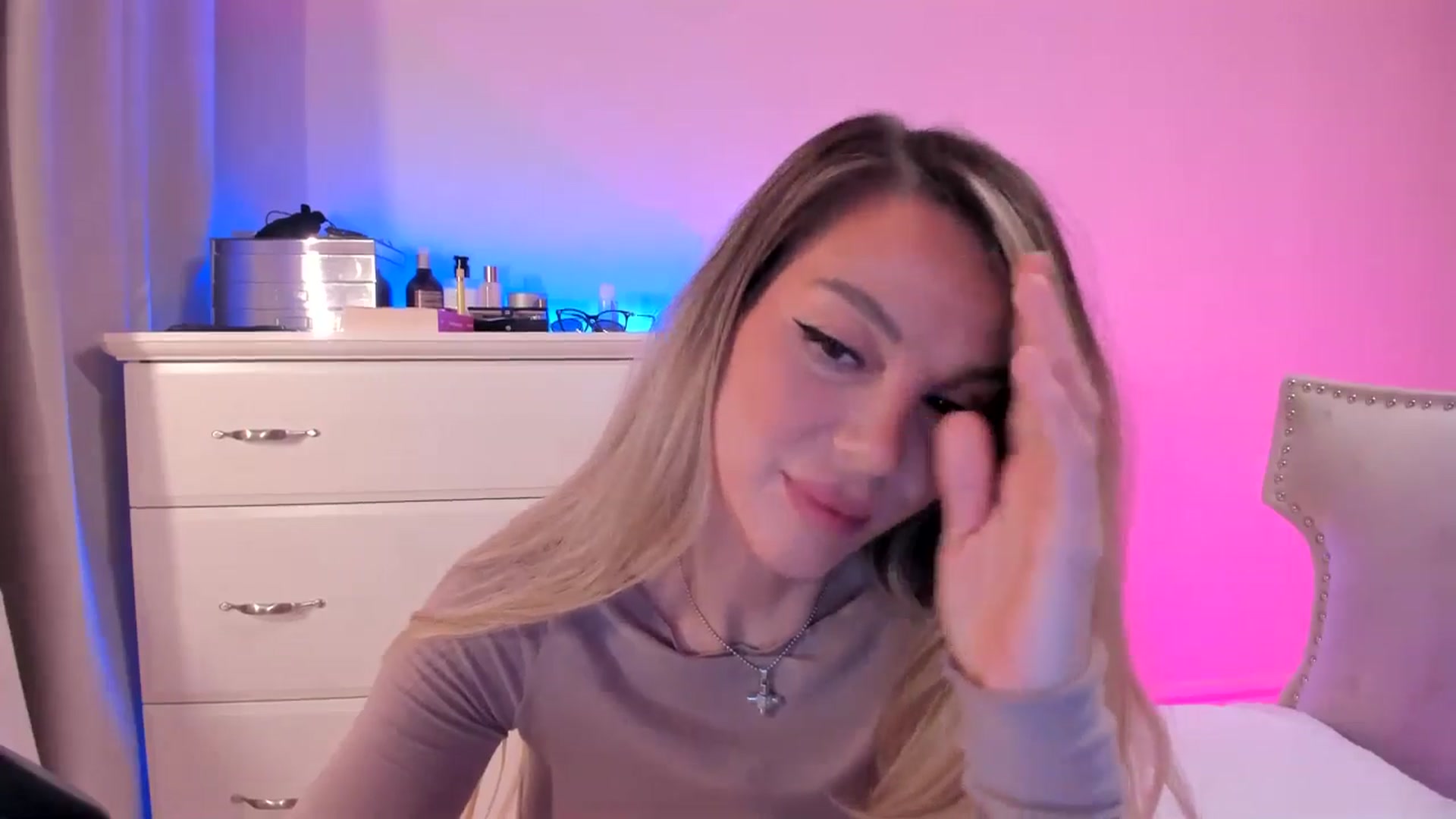 Gallery image thumbnail from Alesia_'s myfreecams stream on, 03/26/2025, 22:30 image 7 of 20