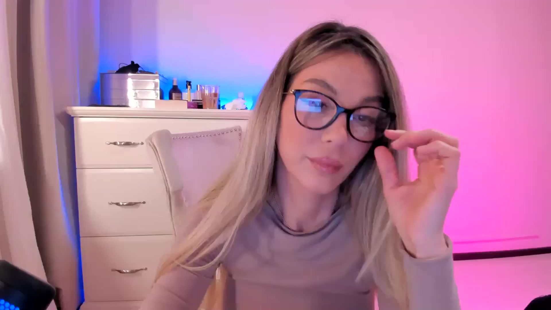 Gallery image thumbnail from Alesia_'s myfreecams stream on, 03/27/2025, 24:05 image 18 of 20