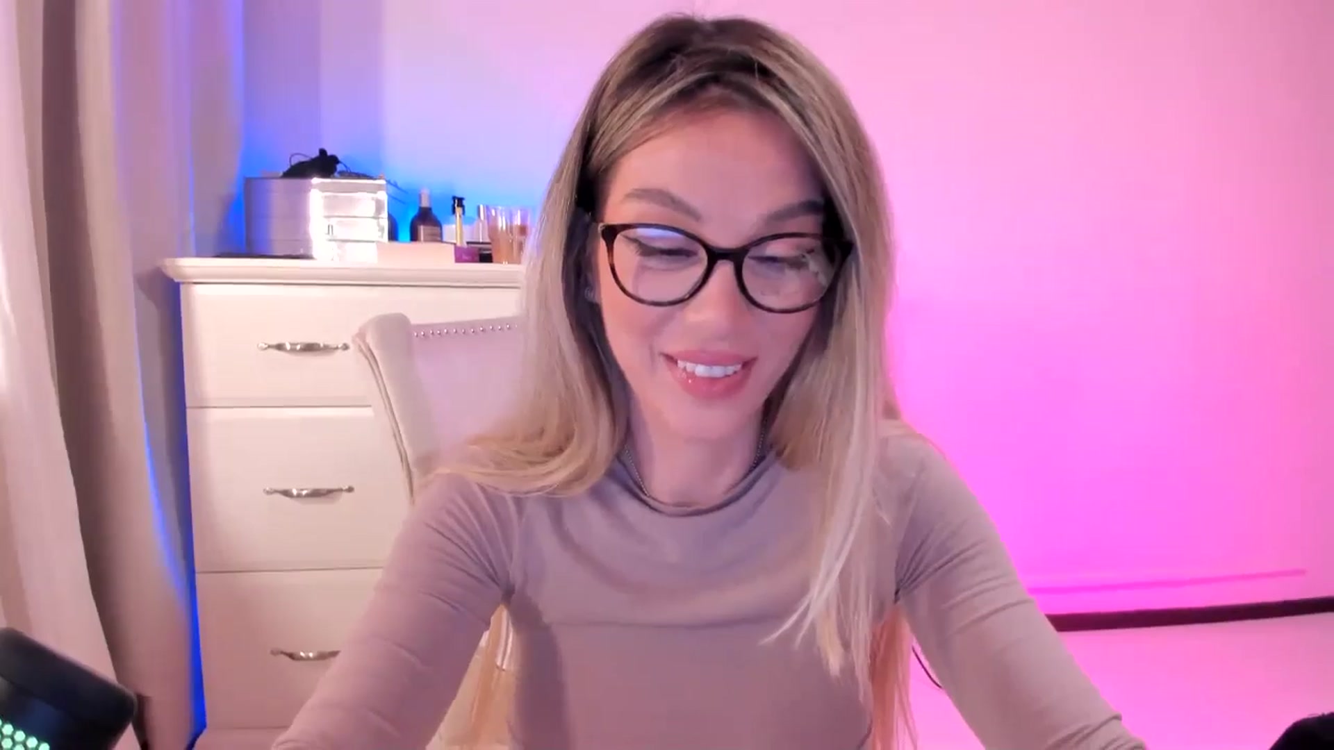 Gallery image thumbnail from Alesia_'s myfreecams stream on, 03/27/2025, 24:55 image 10 of 20