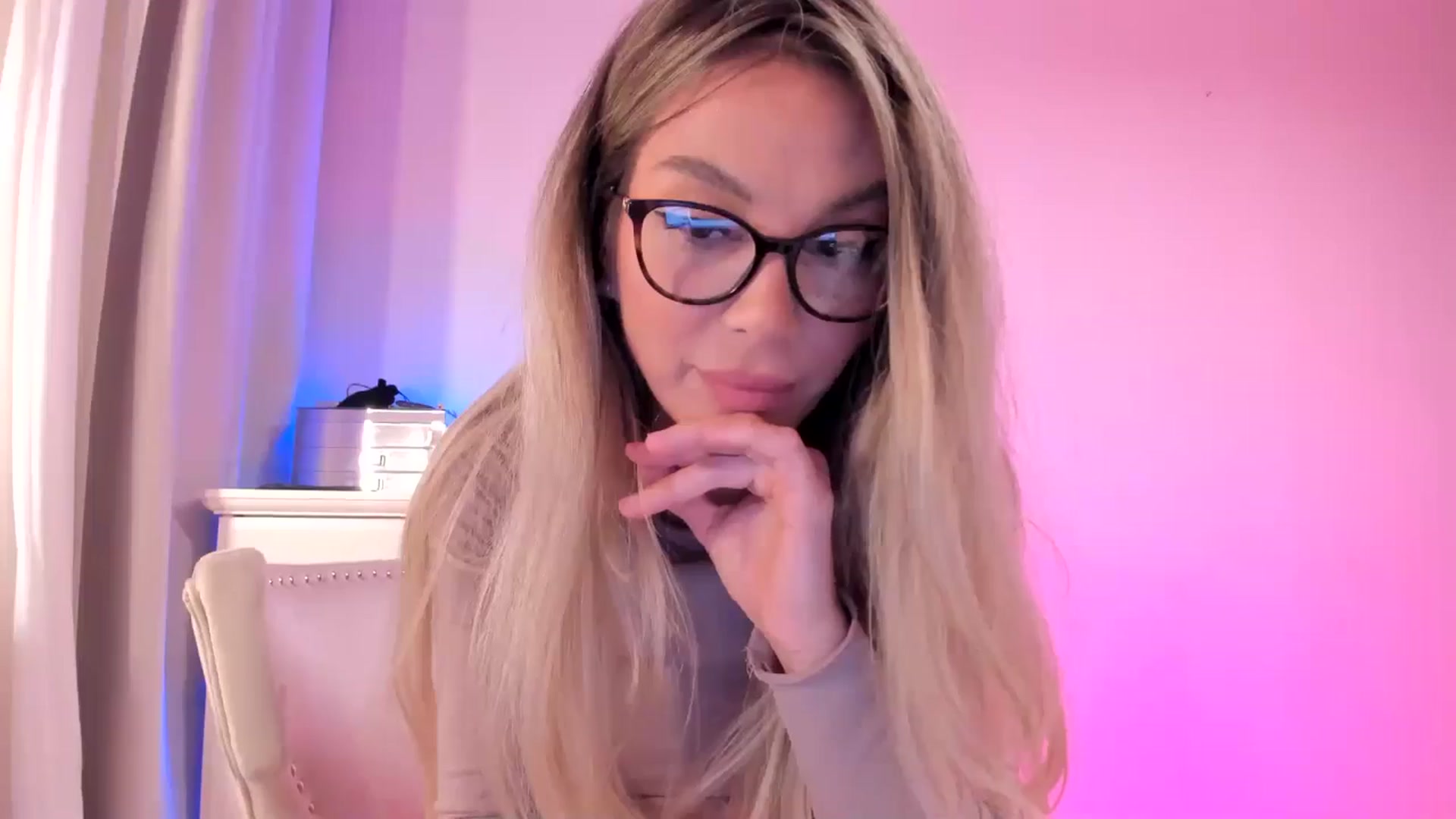 Gallery image thumbnail from Alesia_'s myfreecams stream on, 03/27/2025, 24:55 image 6 of 20